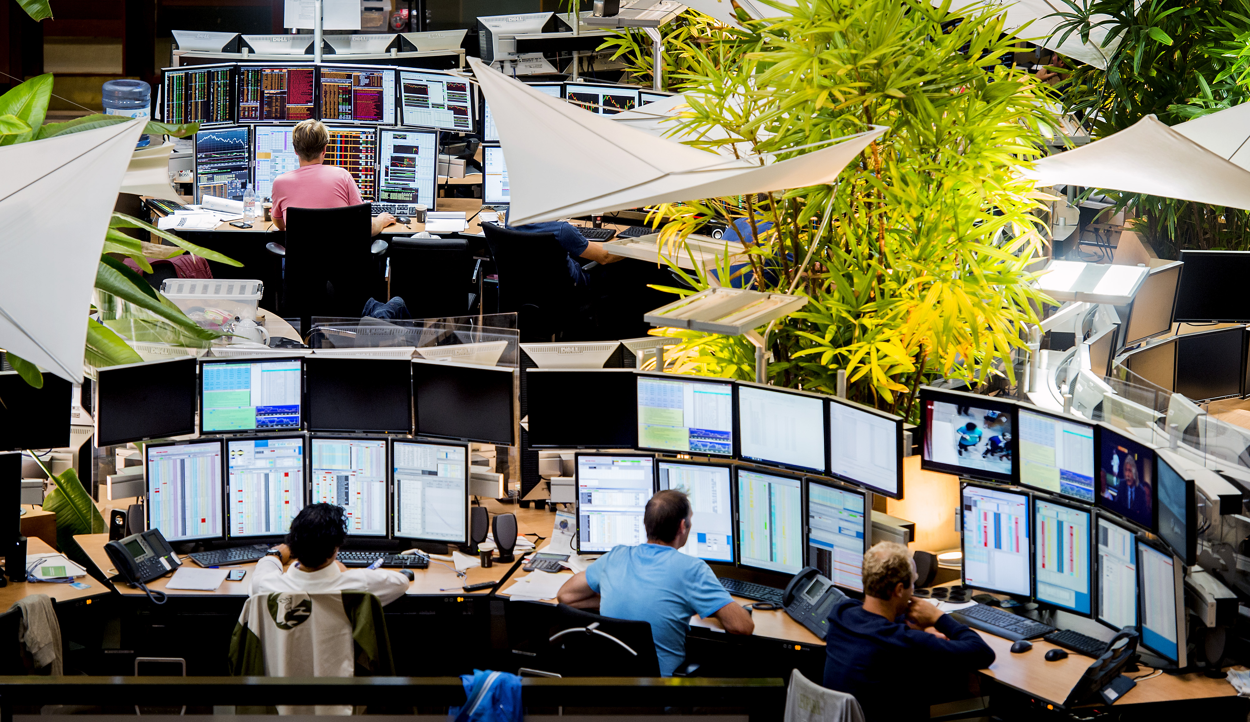 2015-08-25 09:07:27 AMSTERDAM - Handel op Euronext. De effectenbeurs is met winst begonnen. Alle 25 fondsen in de AEX gingen omhoog daags na de flinke koersduikeling. ANP KOEN VAN WEEL