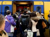 2015-12-02 10:16:32 ROTTERDAM - Reizigers stappen op de trein op Rotterdam Centraal. ConsumentenClaim gaat namens ontevreden reizigers een claim indienen tegen de Nederlandse Spoorwegen. Volgens de claimorganisatie moeten te veel treinreizigers in de spits staan, terwijl de NS verplicht is zijn best te doen om klanten een zitplaats te bieden. ANP ROBIN UTRECHT