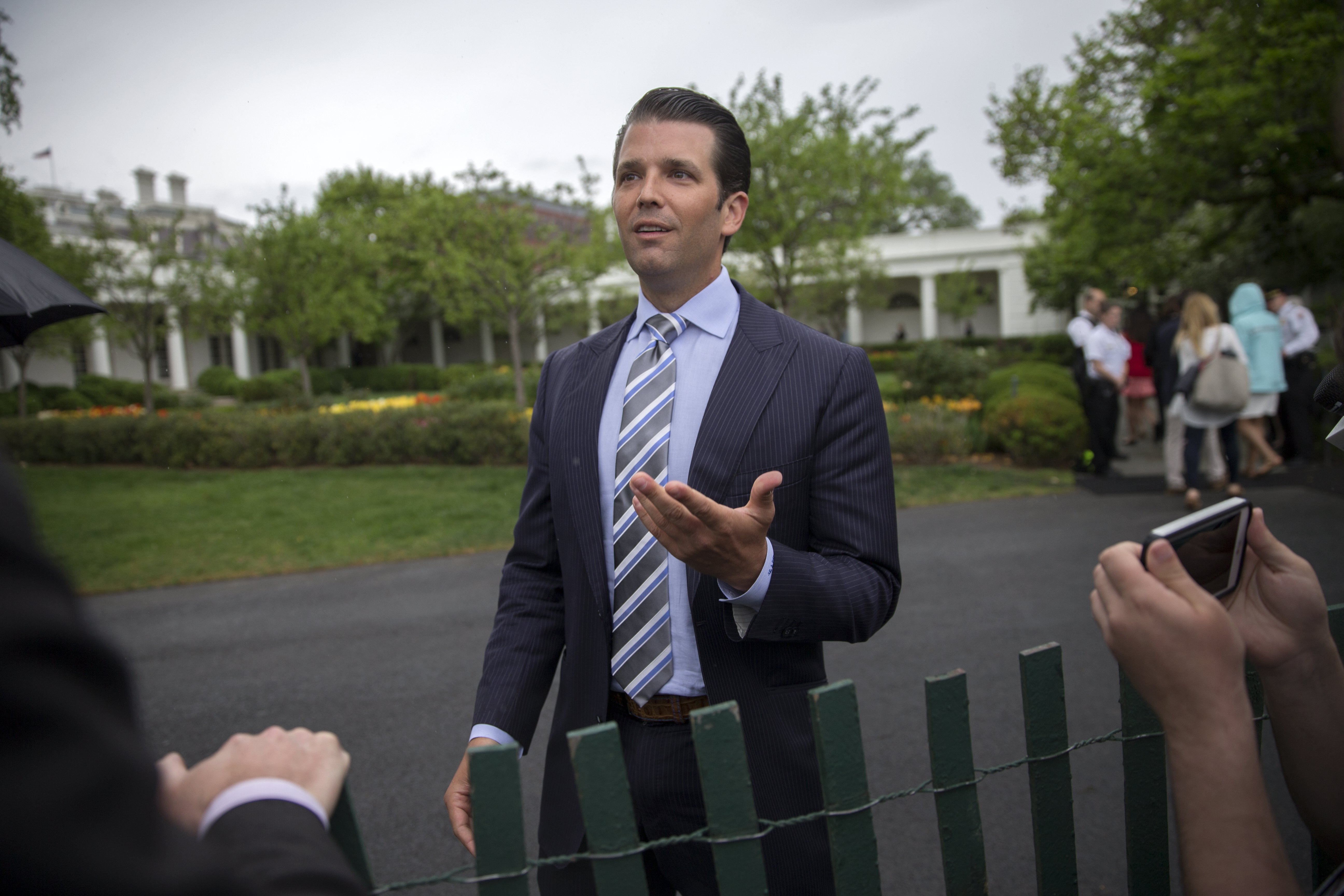 2017-04-17 11:13:30 epa05912582 Donald Trump Jr. talks to reporters during the White House Easter Egg Roll on the South Lawn of the White House in Washington, DC, USA, 17 April 2017. President Trump and First Lady Melania Trump are hosting thousands of people during the annual celebration of Easter. EPA/SHAWN THEW