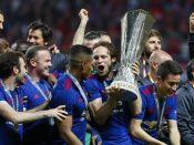 2017-05-25 00:22:30 STOCKHOLM - Daley Blind van Manchester United met de cup na de 0-2 gewonnen finale Europa League Ajax. ANP ROBIN VAN LONKHUIJSEN