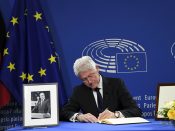2017-07-01 06:33:12 epa06059202 A handout photo made available by the European Parliament showing former US president Bill Clinton signing the book of condolences at the European Parliament as world leaders gather for the European Ceremony of Honour for late former German chancellor Helmut Kohl in Strasbourg, France, 01 July 2017. Kohl, widely regarded as the father of German reunification in 1990, died on 16 June 2017 at his home in Ludwighshafen, Germany. He was the sixth chancellor of the Federal Republic of Germany from 1982 to 1998. EPA/EUROPEAN PARLIAMENT HANDOUT HANDOUT EDITORIAL USE ONLY/NO SALES