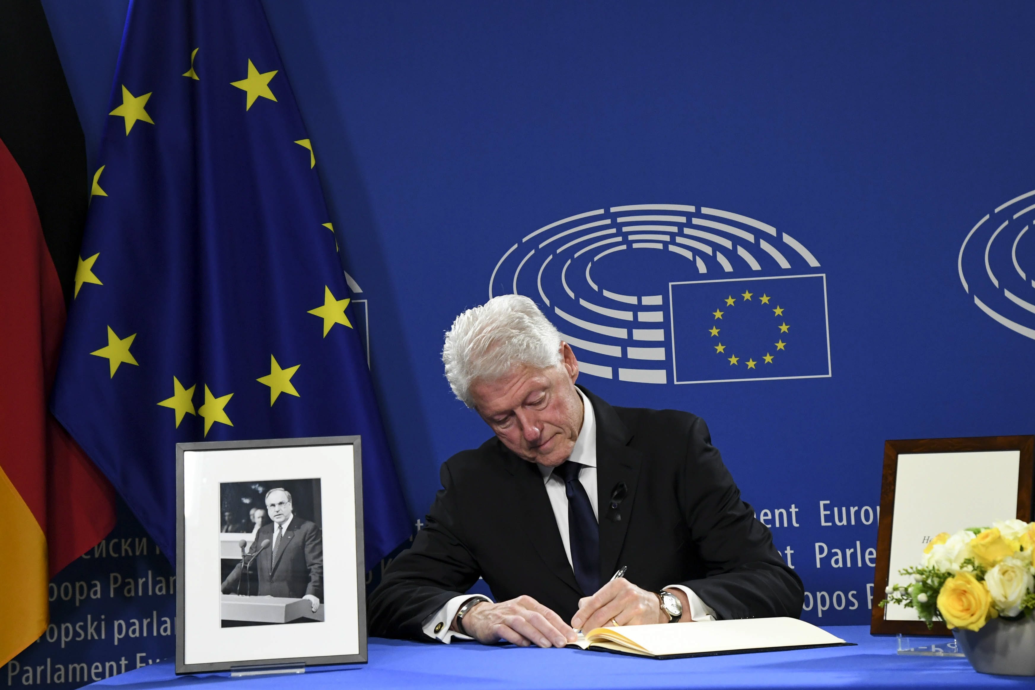 2017-07-01 06:33:12 epa06059202 A handout photo made available by the European Parliament showing former US president Bill Clinton signing the book of condolences at the European Parliament as world leaders gather for the European Ceremony of Honour for late former German chancellor Helmut Kohl in Strasbourg, France, 01 July 2017. Kohl, widely regarded as the father of German reunification in 1990, died on 16 June 2017 at his home in Ludwighshafen, Germany. He was the sixth chancellor of the Federal Republic of Germany from 1982 to 1998. EPA/EUROPEAN PARLIAMENT HANDOUT HANDOUT EDITORIAL USE ONLY/NO SALES