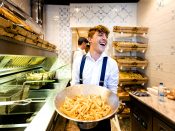 2017-07-21 14:12:38 AMSTERDAM - Rapper Lil Kleine en Daniel Lam tijdens de opening van de patatzaak De Belg. De Belg is al 30 jaar een begrip in de Regulierbreestraat en is opgezet door wijlen Rijk Lam, de vader van Daniel. ANP KIPPA REMKO DE WAAL