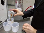 Als je het bekertje omdraait, schuimt die Cola Light al veel minder. Foto: Jet.Attendant