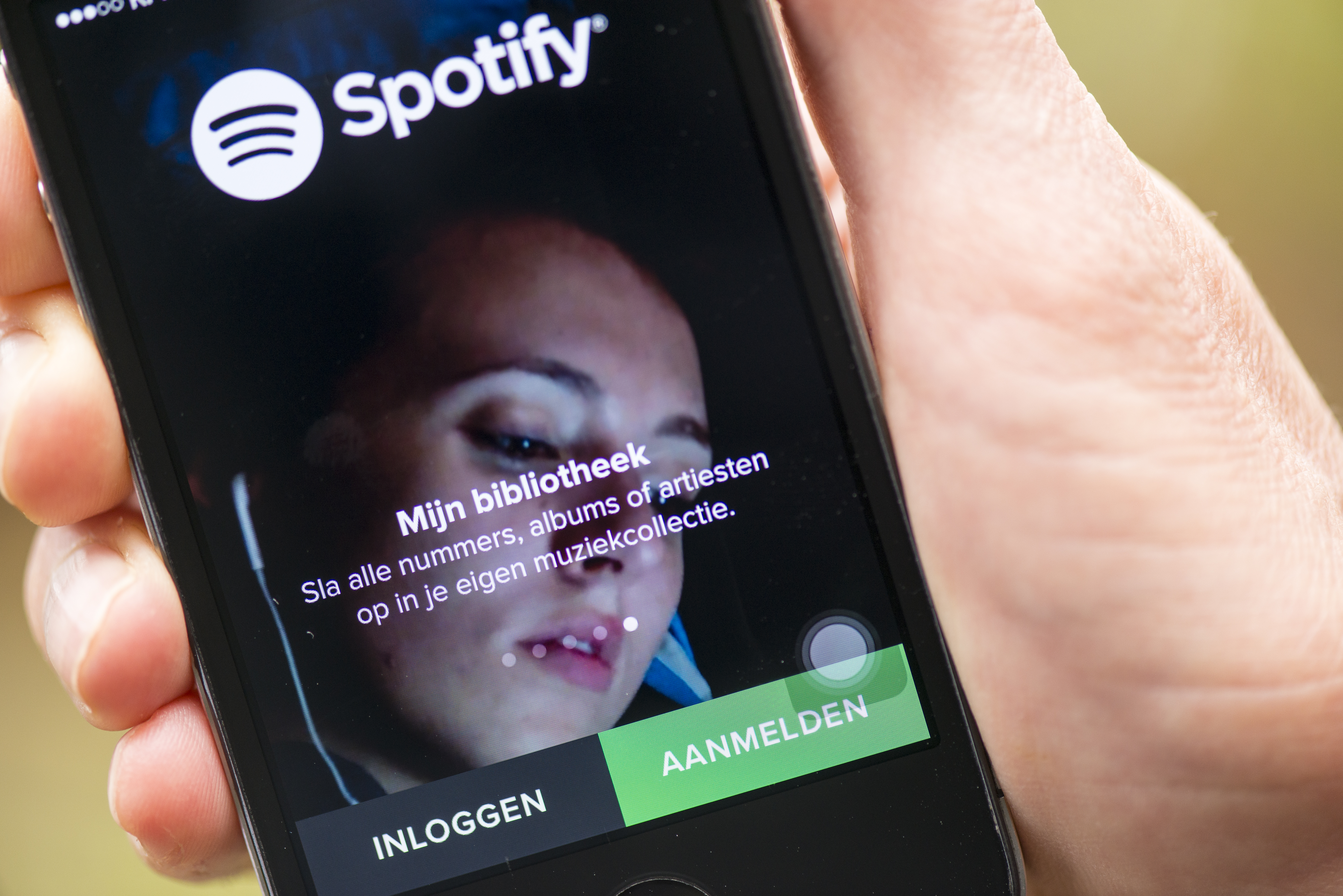 2015-11-06 00:00:00 De muziek applicatie van Spotify op een smartphone. ANP XTRA EUGENE DAAMS