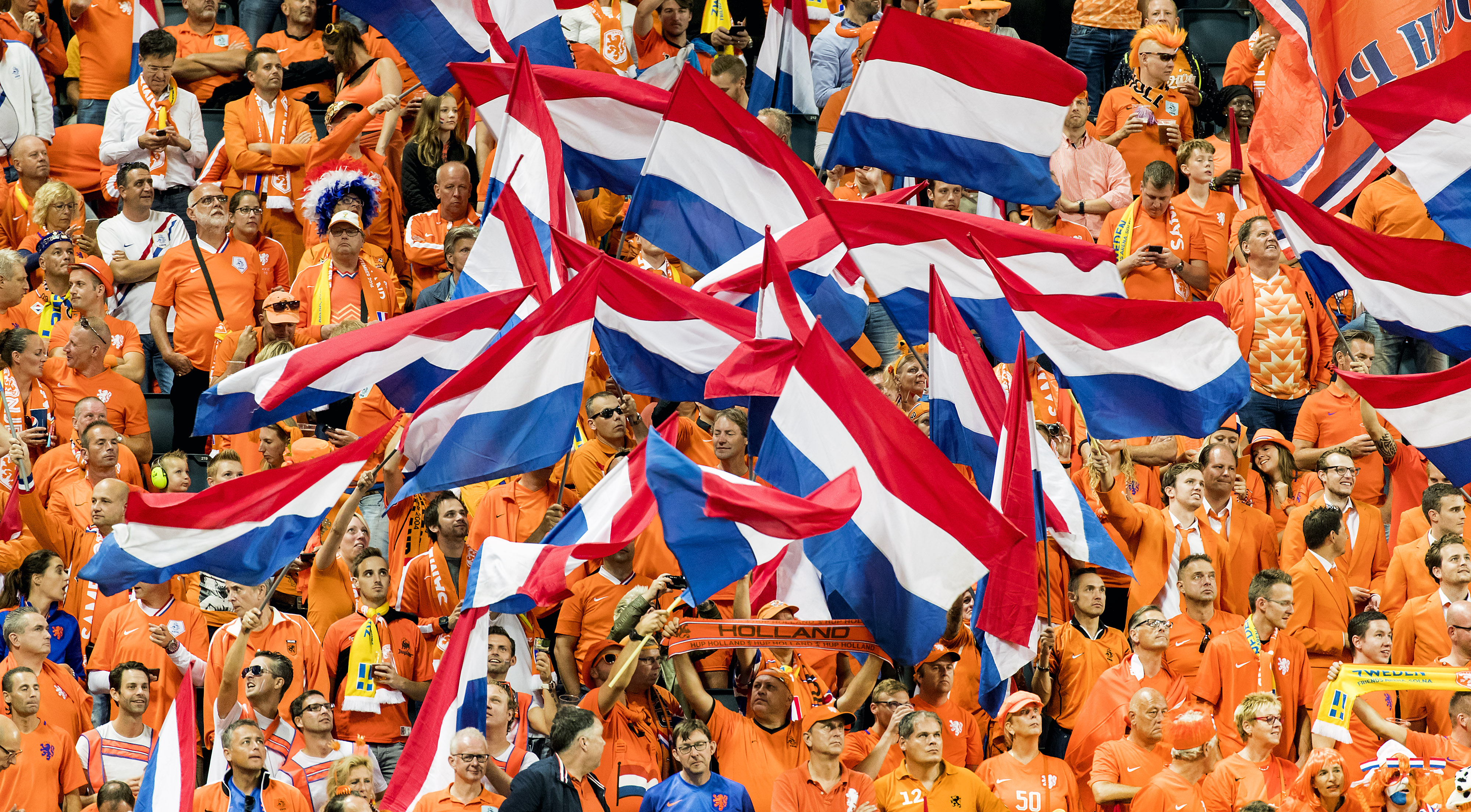 2016-09-06 20:38:12 SOLNA - Oranjesupporters tijdens de WK-kwalificatiewedstrijd Zweden - Nederland. ANP KOEN VAN WEEL