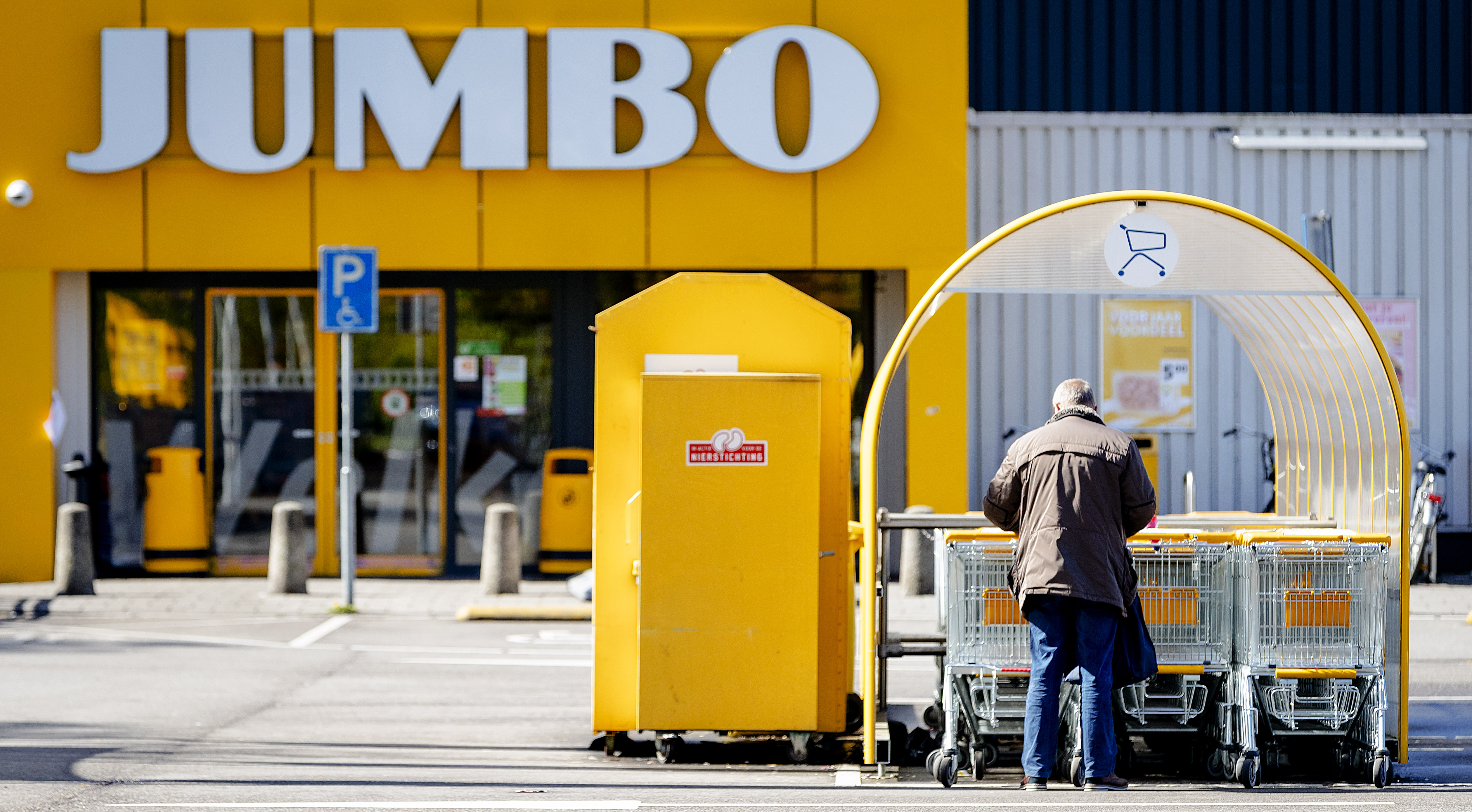 vermomming handboeien Betasten Jumbo bouwt nieuwe supermarkt om garage van Plus-eigenaar heen