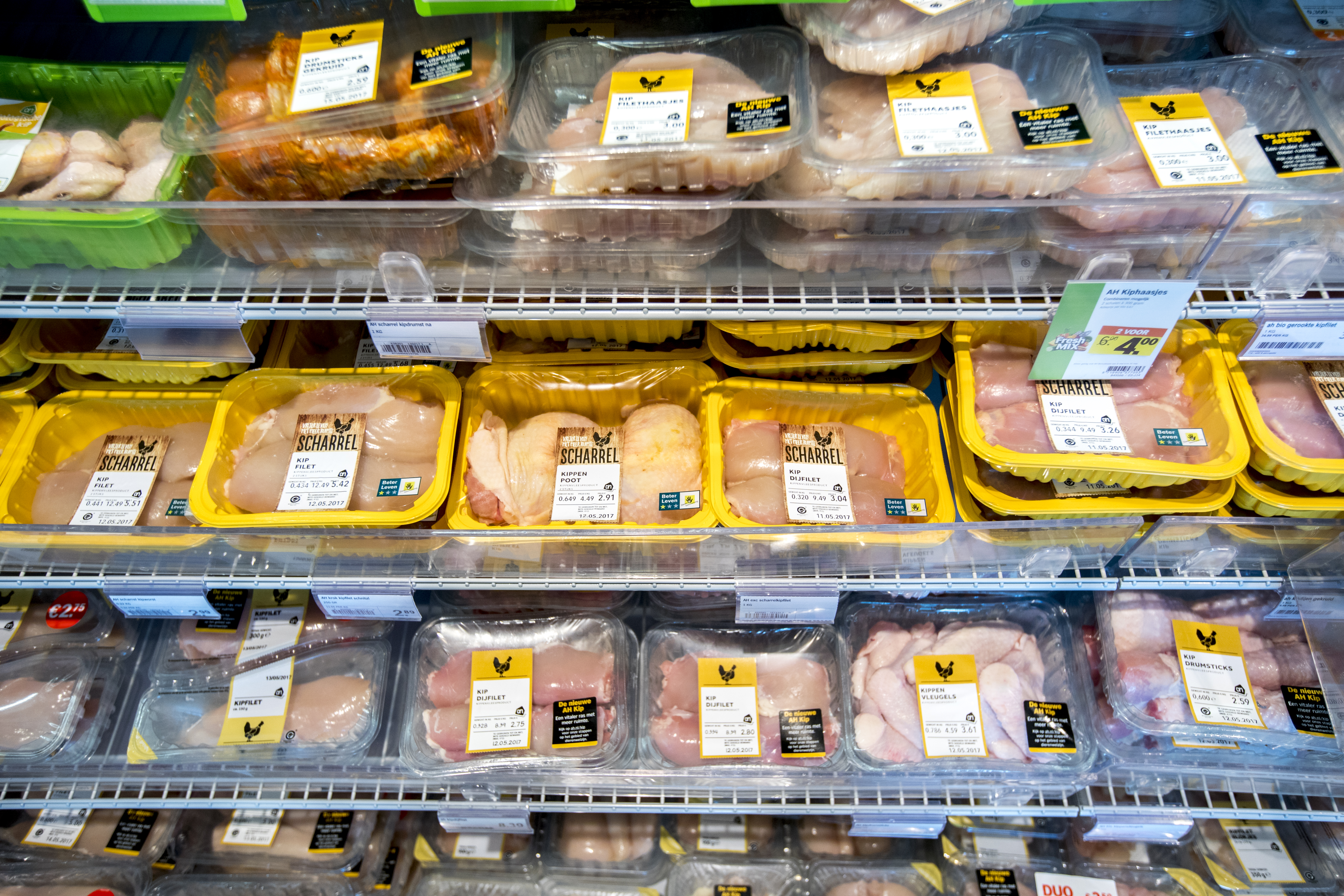 2017-05-29 00:00:00 LOPPERSUM - Kippenvlees in de koeling van supermarktketen Albert Heijn. ANP JERRY LAMPEN