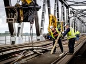 2017-07-25 16:32:09 MOERDIJK - Werkzaamheden aan het spoor van de Moerdijkbrug. ProRail vervangt beide sporen op de brug om het risico op defecten en bijbehorende overlast in de toekomst te verkleinen. ANP REMKO DE WAAL