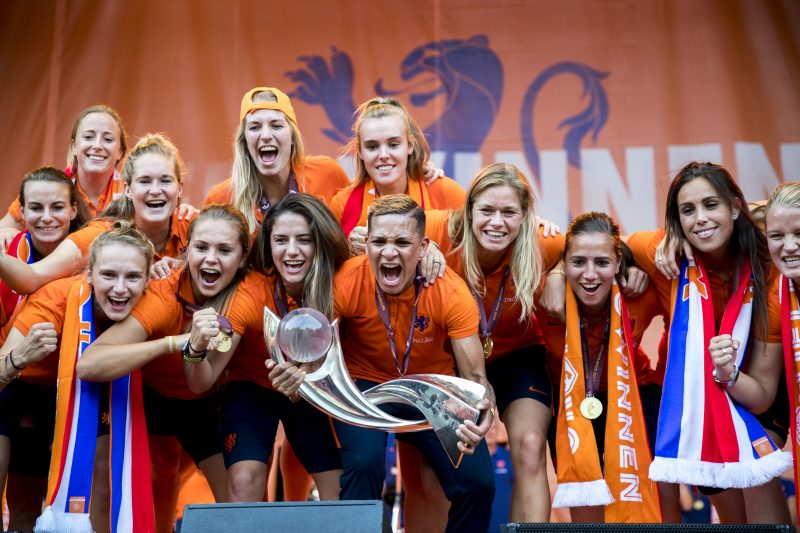 Utrecht juicht massaal de Oranje Leeuwinnen toe - dit zijn ...