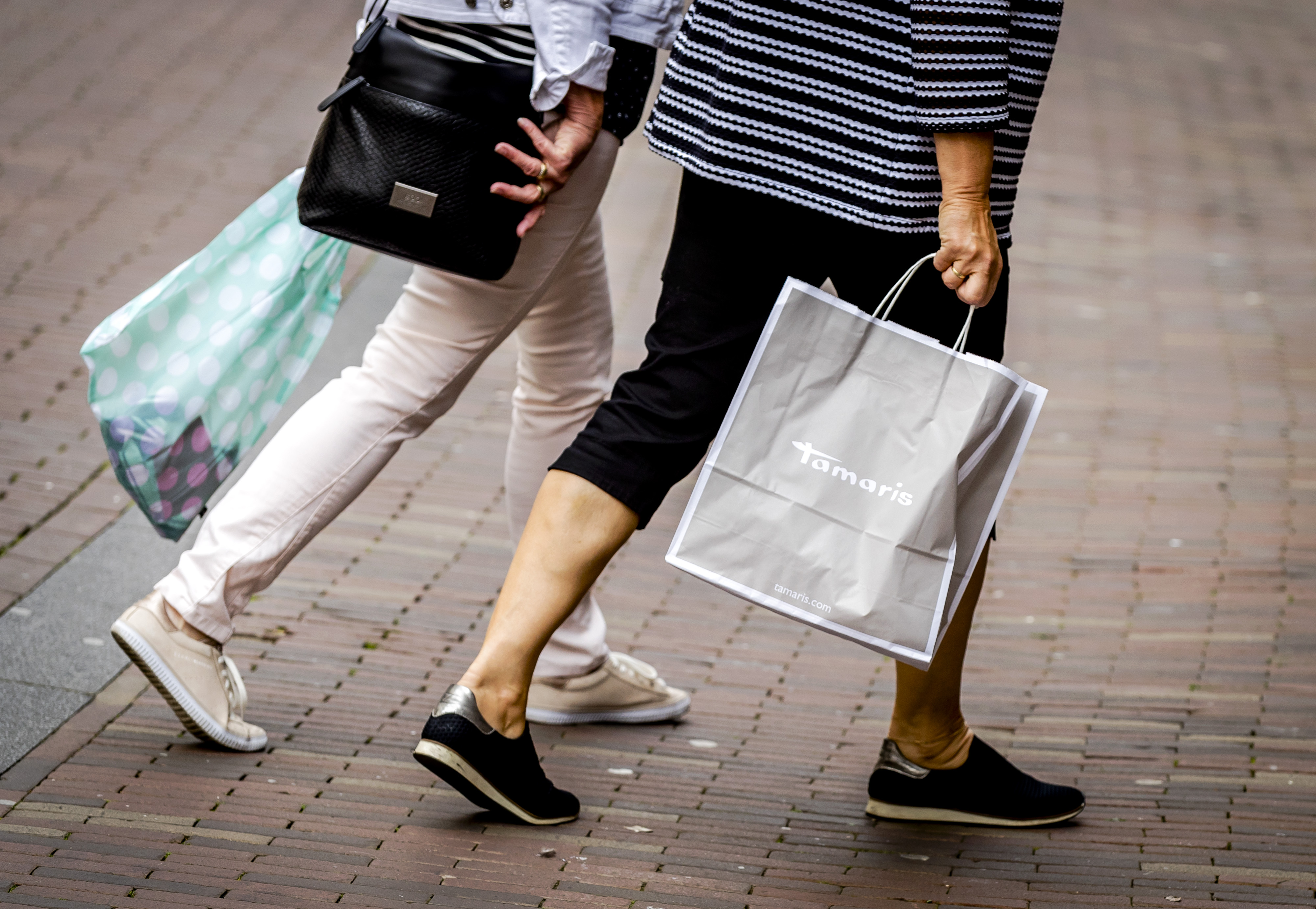 2017-08-16 13:01:44 HAARLEM - Publiek aan het winkelen in de Grote Houtstraat in Haarlem. De Nederlandse economie groeit dit jaar stevig door en komt uit op 3,3 procent. ANP REMKO DE WAAL