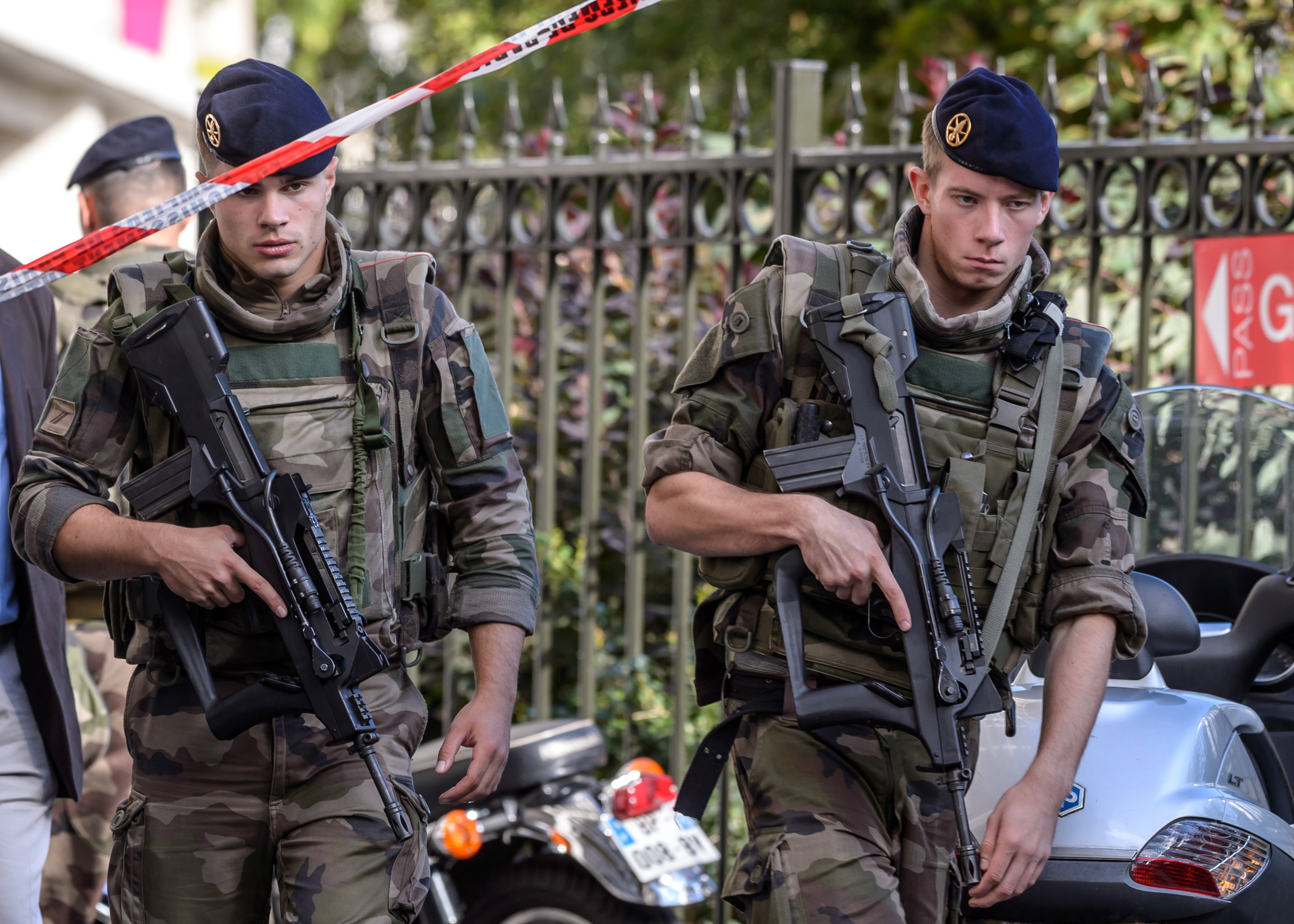 parijs militairen ingereden arrestatie