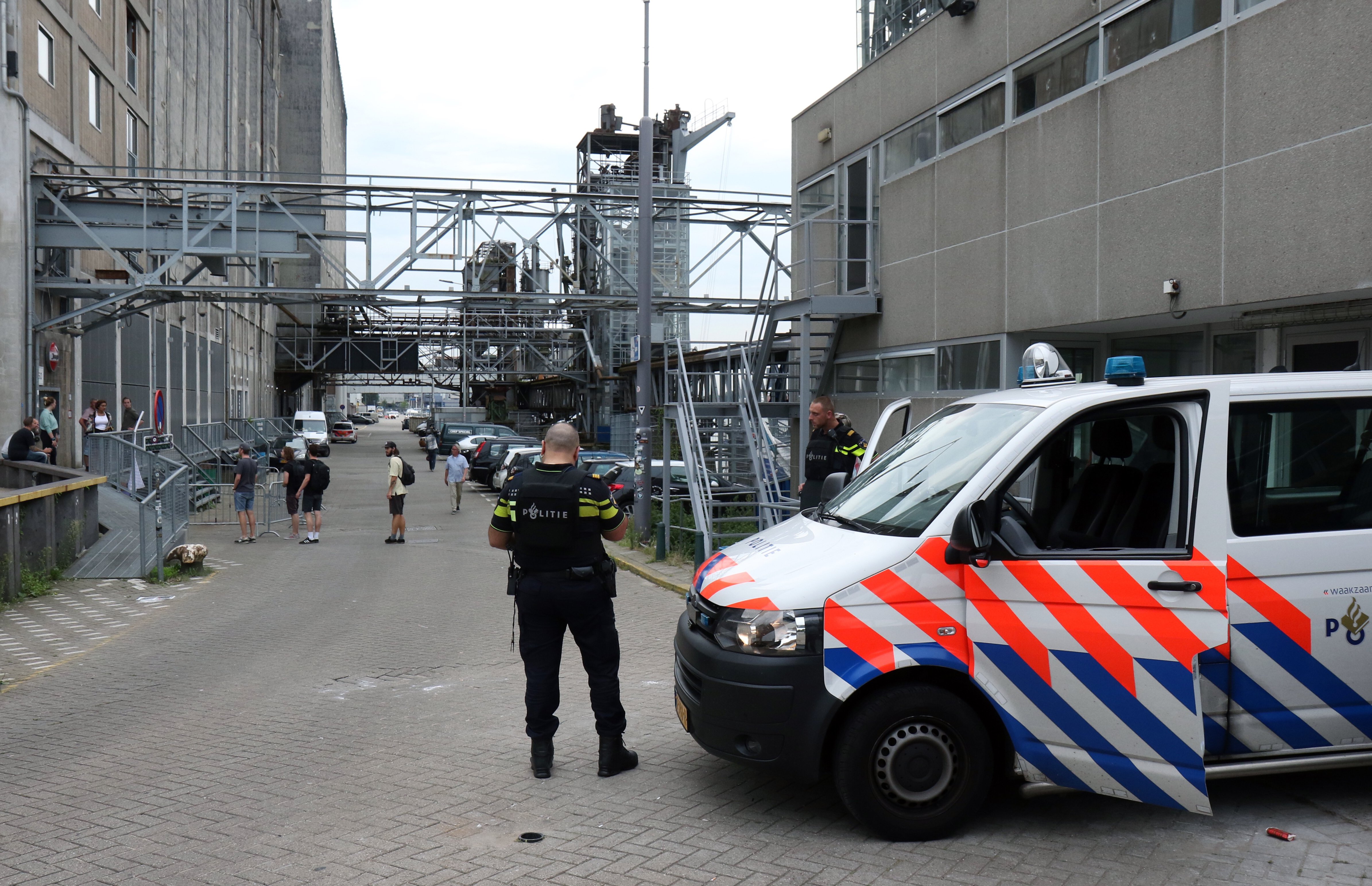 Politie bij de ontruimde Maassilo in Rotterdam, waar Allah-Las zouden optreden. Foto: ANP