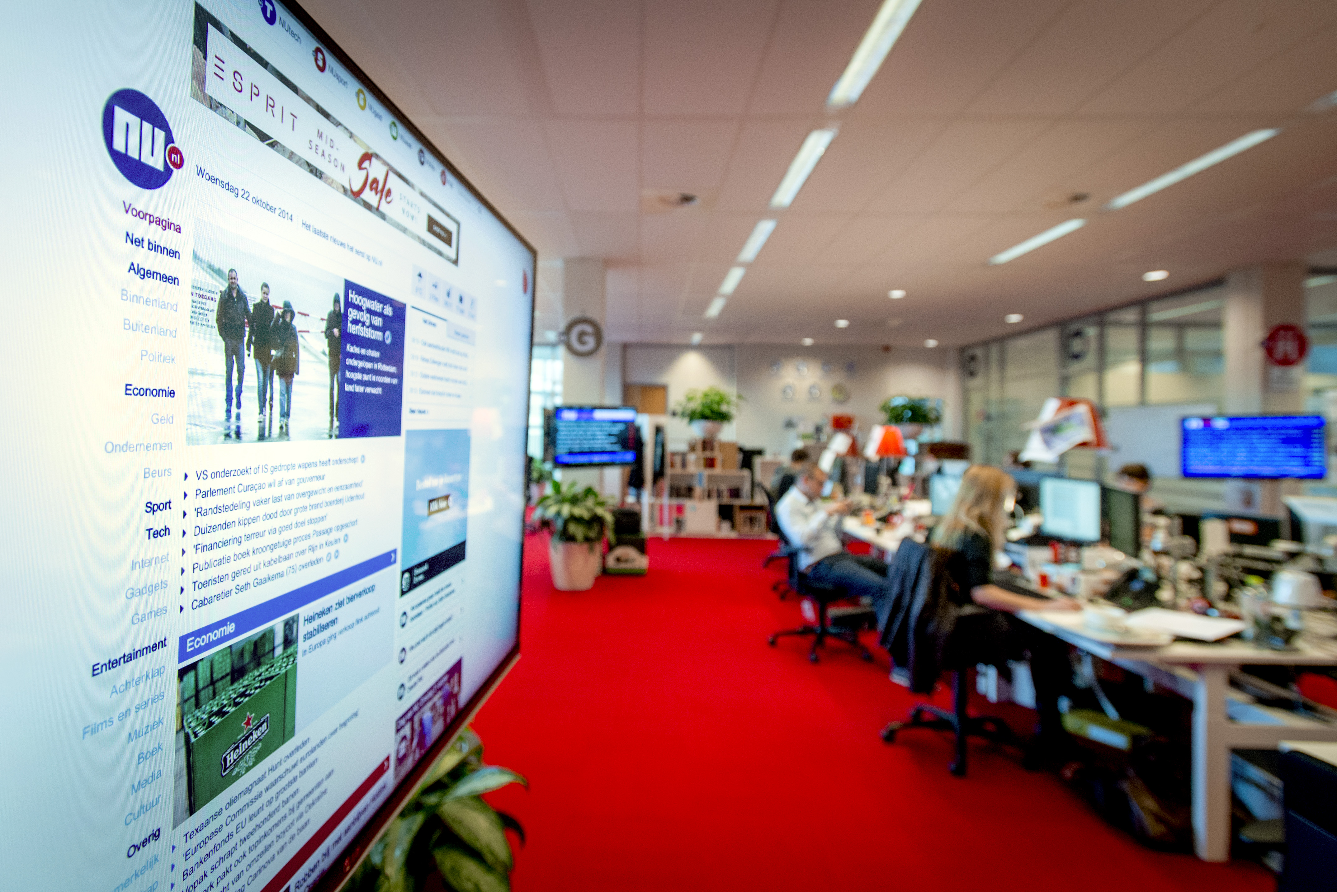 2014-10-22 09:59:29 HOOFDDORP - De redactie van NU.nl vlak voor de lancering van de vernieuwde site. NU.nl is sinds 1999 uitgegroeid tot het grootste digitale nieuwsmedium van Nederland dat op site en apps, dagelijks 3 miljoen bezoekers bereikt. ANP ROBIN VAN LONKHUIJSEN