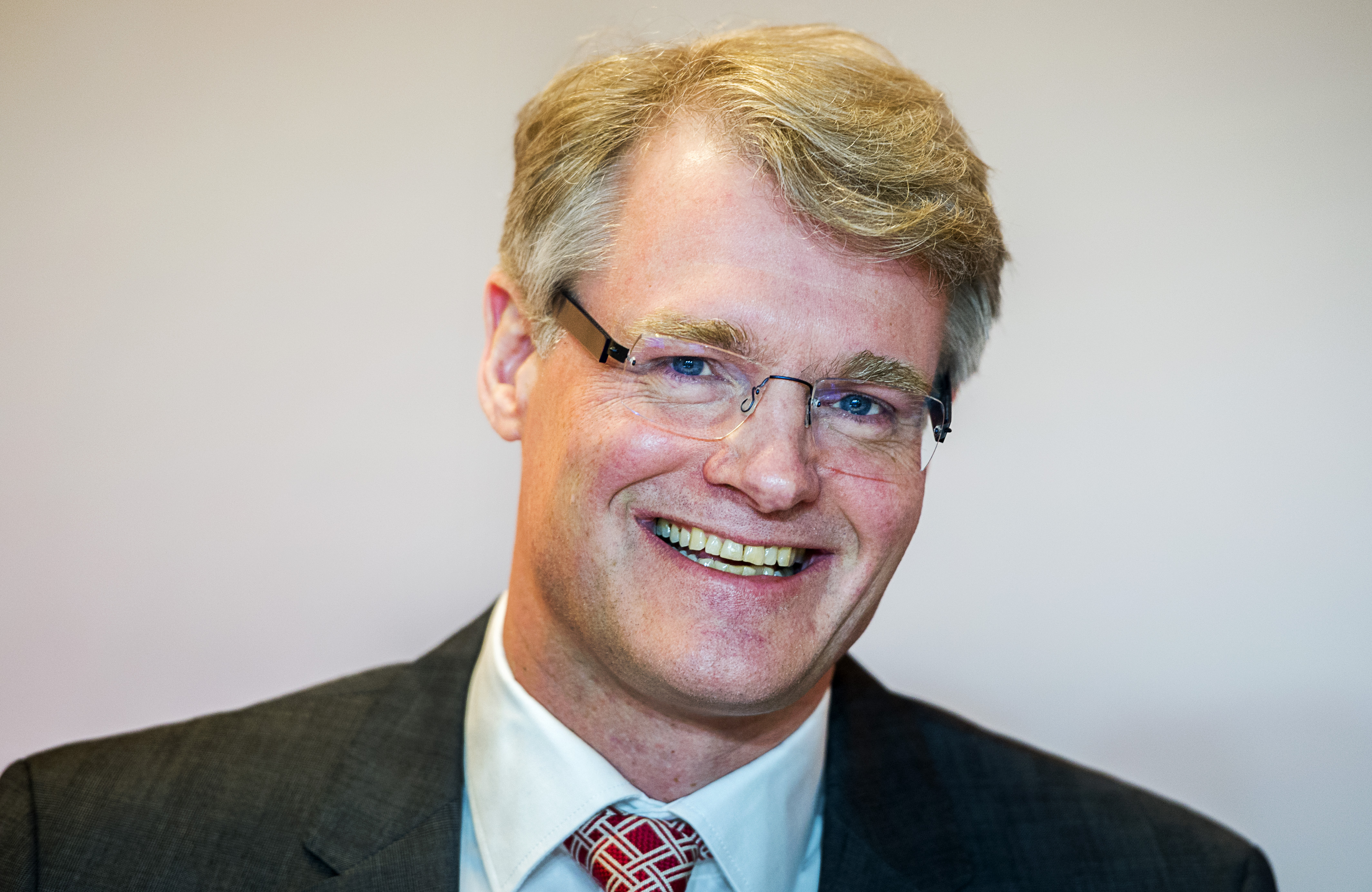 2015-04-08 10:59:29 HOOFDDORP - Financieel directeur Maarten de Vries van TNT tijdens de jaarlijkse aandeelhoudersvergadering van het koeriersbedrijf op het hoofdkantoor in Hoofddorp. ANP REMKO DE WAAL