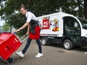 2015-08-05 11:36:13 AMERSFOORT - Een medewerker van de online supermarkt Picnic bezorgt boodschappen bij een klant. Het nieuwe supermarktbedrijf heeft een manier van bezorgen ontwikkeld waardoor tussenschakels worden vermeden om de kosten laag te houden. Zo opent Picnic de aanval op gevestigde supermarten als Albert Heijn en Jumbo. Het gaat nu nog om een pilot. ANP PIROSCHKA VAN DE WOUW