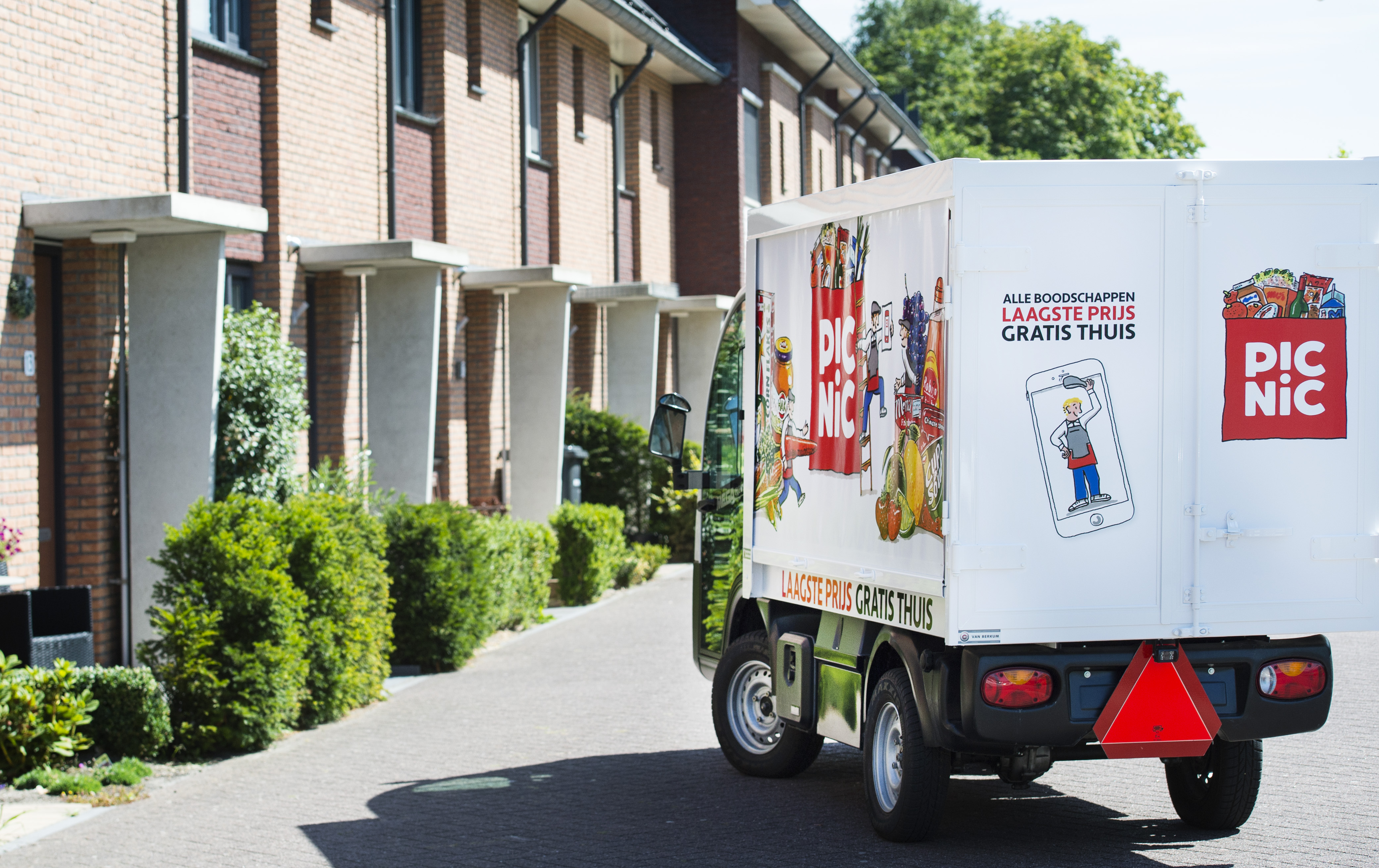 2015-08-05 12:00:50 AMERSFOORT - Een medewerker van de online supermarkt Picnic bezorgt boodschappen bij een klant. Het nieuwe supermarktbedrijf heeft een manier van bezorgen ontwikkeld waardoor tussenschakels worden vermeden om de kosten laag te houden. Zo opent Picnic de aanval op gevestigde supermarten als Albert Heijn en Jumbo. Het gaat nu nog om een pilot. ANP PIROSCHKA VAN DE WOUW