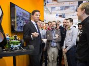 2016-04-25 08:36:50 HANNOVER - Minister-president Mark Rutte praat met studenten van de TU Eindhoven, tijdens zijn bezoek aan de Hannover Messe. Nederland is met zo'n 180 bedrijven en kennisinstellingen op de grootste industriebeurs ter wereld vertegenwoordigd. ANP VINCENT JANNINK