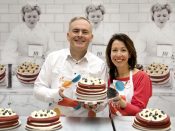 CEO Tjeerd Jegen van HEMA laat een taart zien