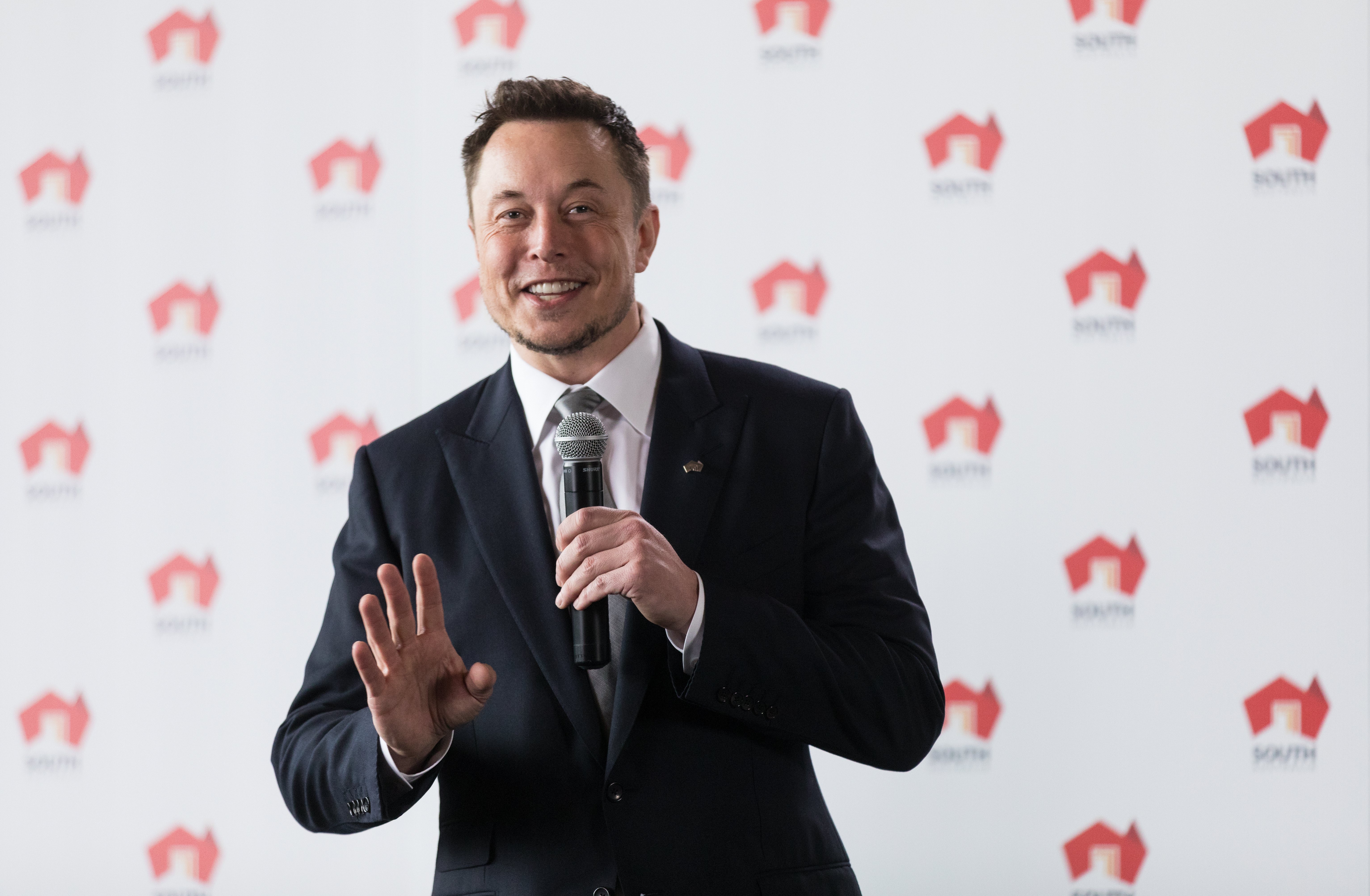 2017-07-07 12:54:08 epa06071795 Tesla CEO Elon Musk speaks during a press conference at the Adelaide Oval in Adelaide, South Australia, Australia, 07 July 2017. Tesla will partner with French renewable energy developer Neoen to build the world's biggest Lithium Ion Battery, a 100MW battery that will be built in James Town, the South Australian government announced on the day. EPA/BEN MACMAHON AUSTRALIA AND NEW ZEALAND OUT