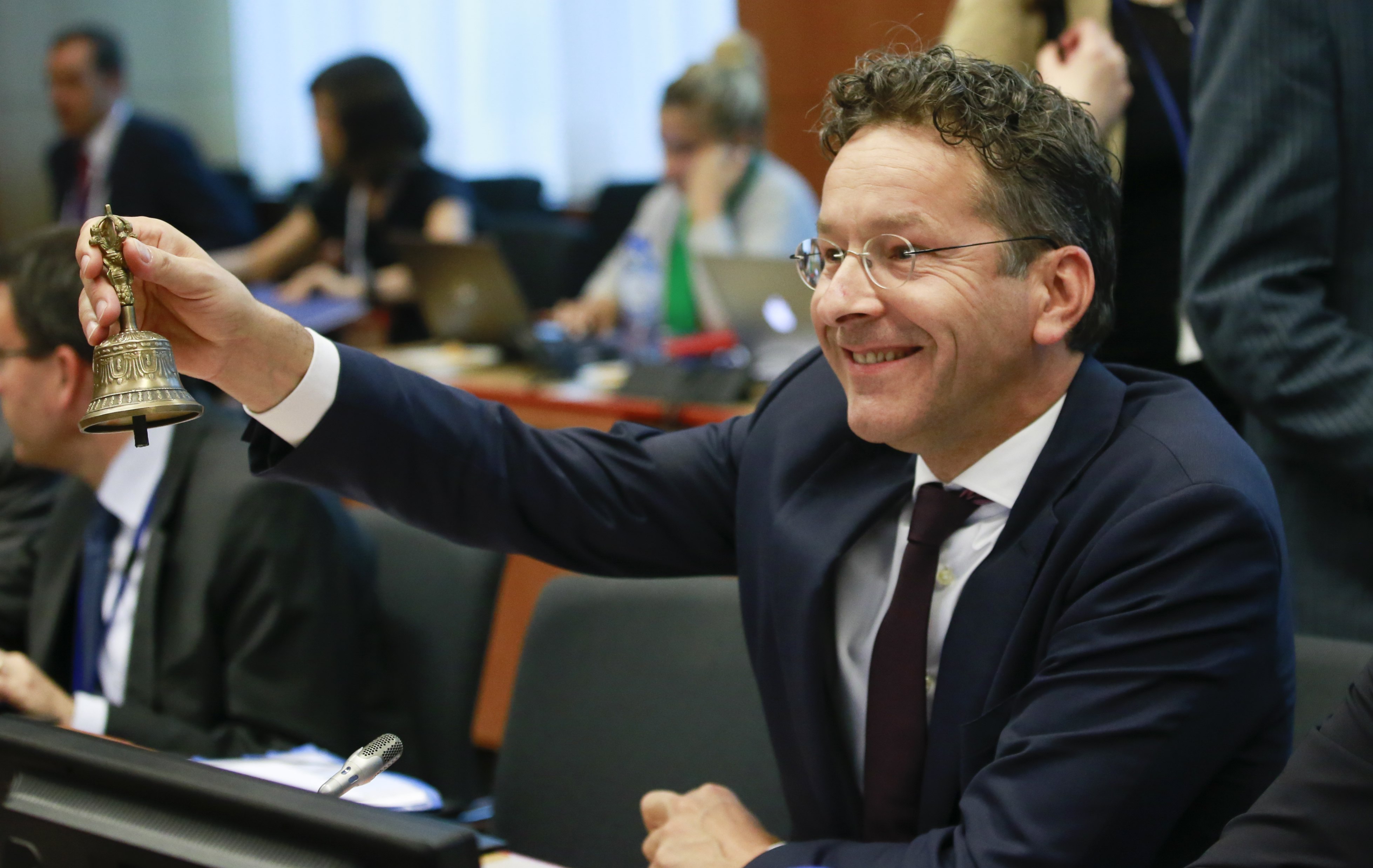 2017-07-10 10:21:13 epa06079351 Dutch Finance Minister and President of Eurogroup Jeroen Dijsselbloem rings the bell to start a Eurogroup Finance Ministers' meeting at the EU Council, in Brussels, Belgium, 10 July 2017. 'The Eurogroup will continue its thematic discussion on insolvency frameworks in the euro area, this time focusing on national supervisory practices and legal frameworks related to non-performing loans', the EU Councill said in their agenda highlights. EPA/OLIVIER HOSLET
