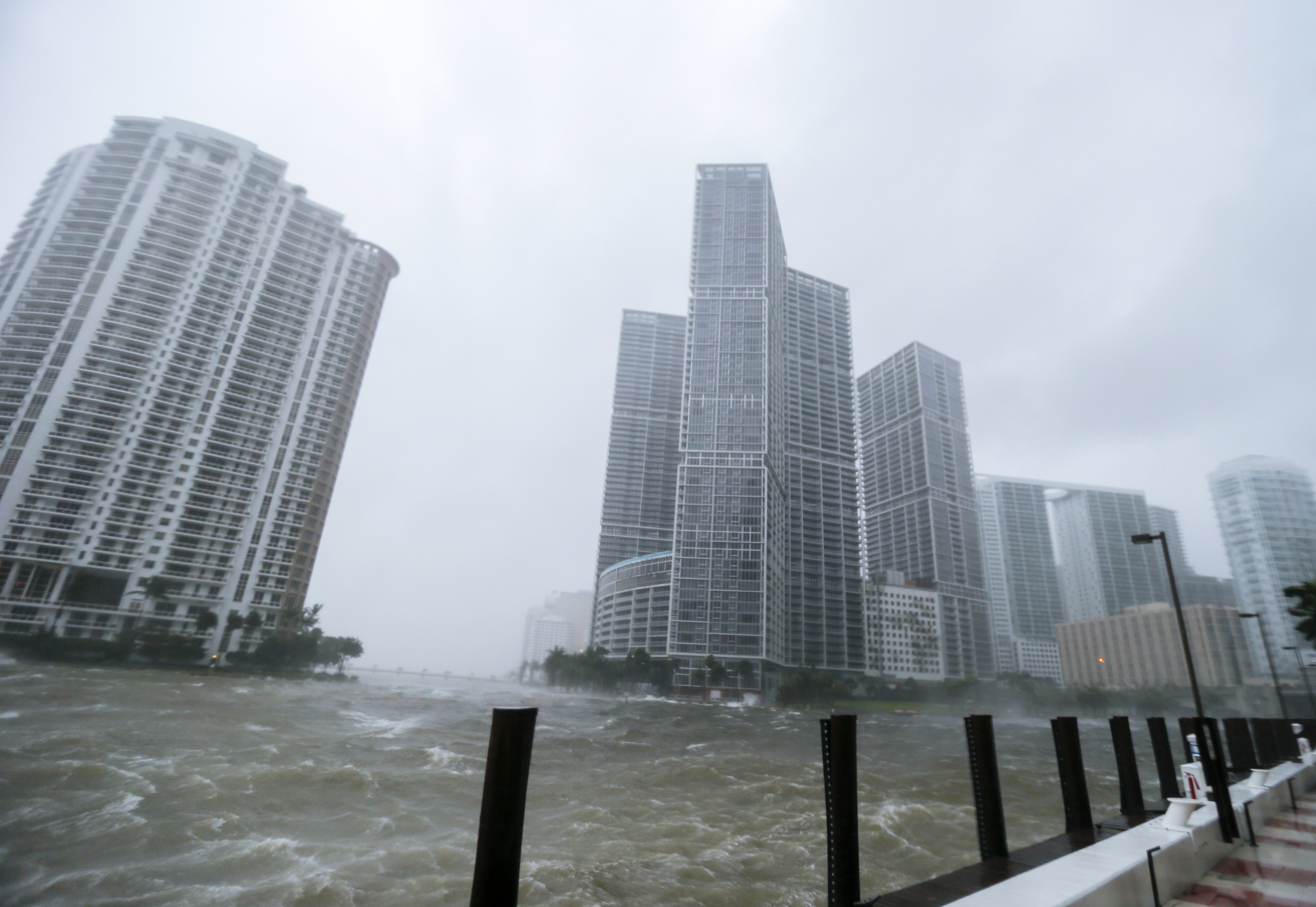 2017-09-10 06:21:54 epa06196067 The rough waters where the Miami River meets Biscayne Bay shows the full effects of Hurricane Irma strike in Miami, Florida, USA, 10 September 2017. Many areas are under mandatory evacuation orders as Irma approaches Florida. The National Hurricane Center has rated Irma as a Category 4 storm as the eye crosses the lower Florida Keys. EPA/ERIK S. LESSER
