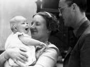Ongedwongen vakantiefoto van baby Beatrix [een half jaar oud], haar moeder prinses Juliana en haar vader prins Bernhard. 1 juli 1938.
