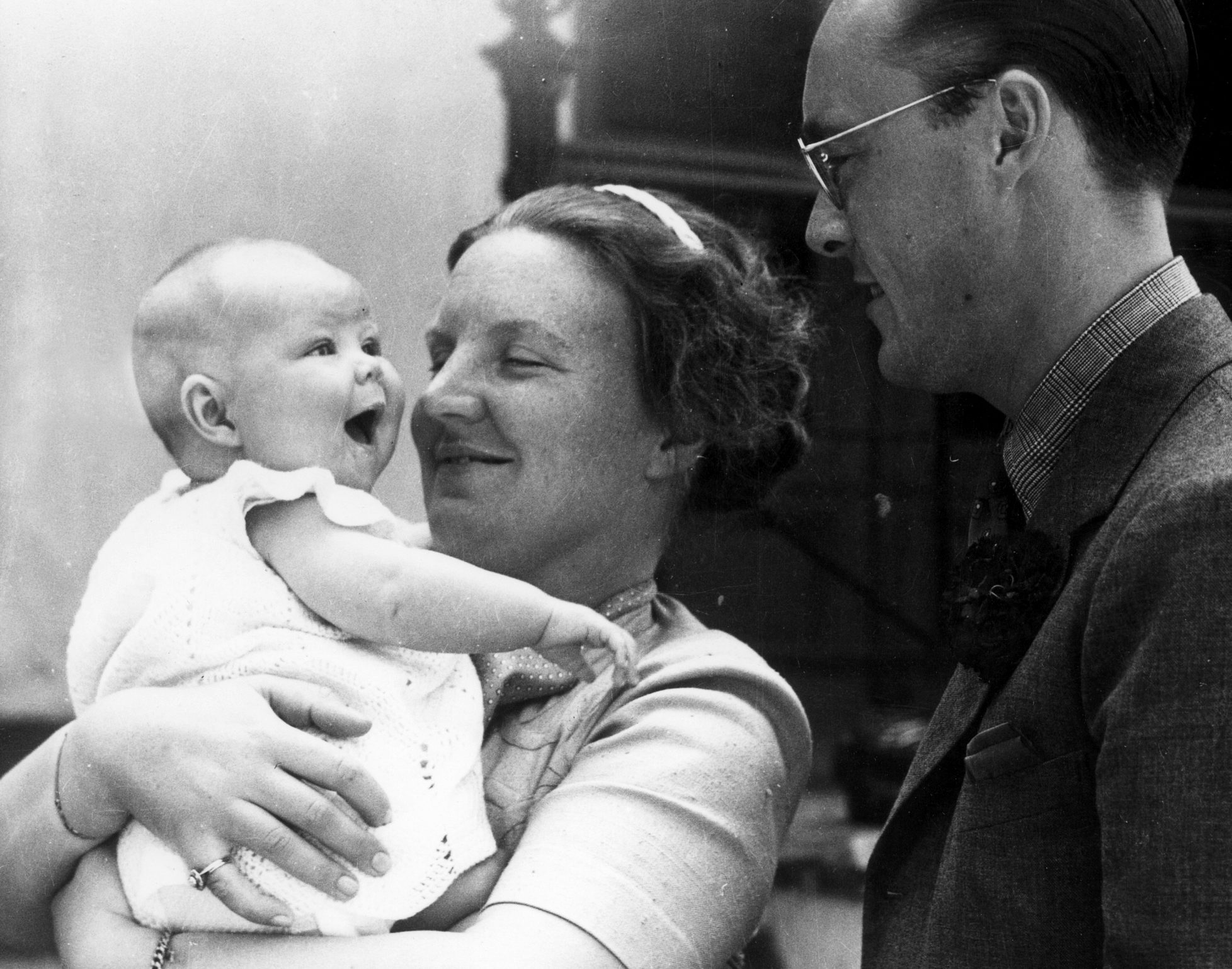 Ongedwongen vakantiefoto van baby Beatrix [een half jaar oud], haar moeder prinses Juliana en haar vader prins Bernhard. 1 juli 1938.