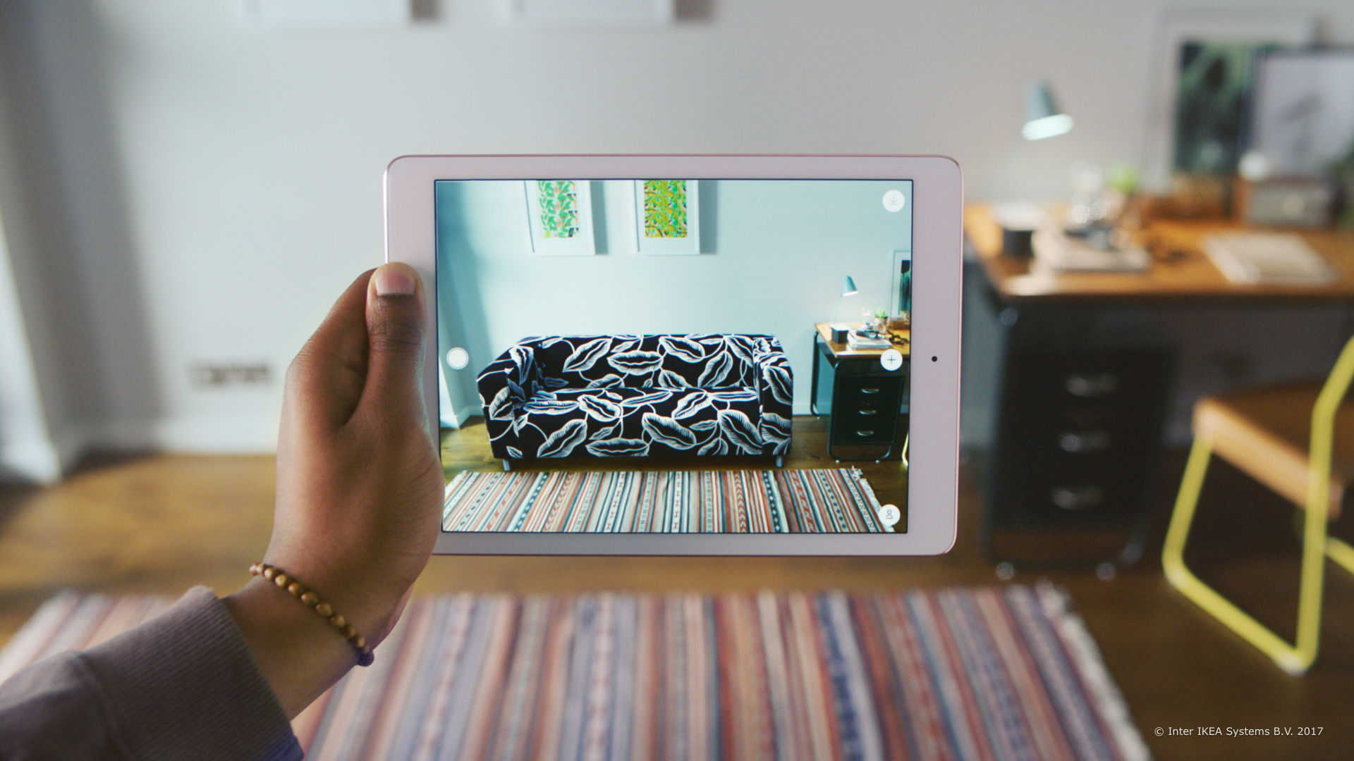 Met de IKEA Place-app kun je een nieuwe bank in je woonkamer zien. Foto: IKEA
