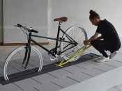 Ontwerpster Milou Bergs demonstreert haar slimme fietsenrek Align. Foto: miloubergs.com