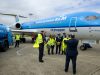 Boet Kreiken (R), managing director KLM Cityhopper, zet woensdag de bemanning van de Fokker 70 van KLM Cityhopper op de foto. De Fokker vloog vandaag voor het eerst op biobrandstof tijdens de jubileumdag van Fokker in Haarlem.