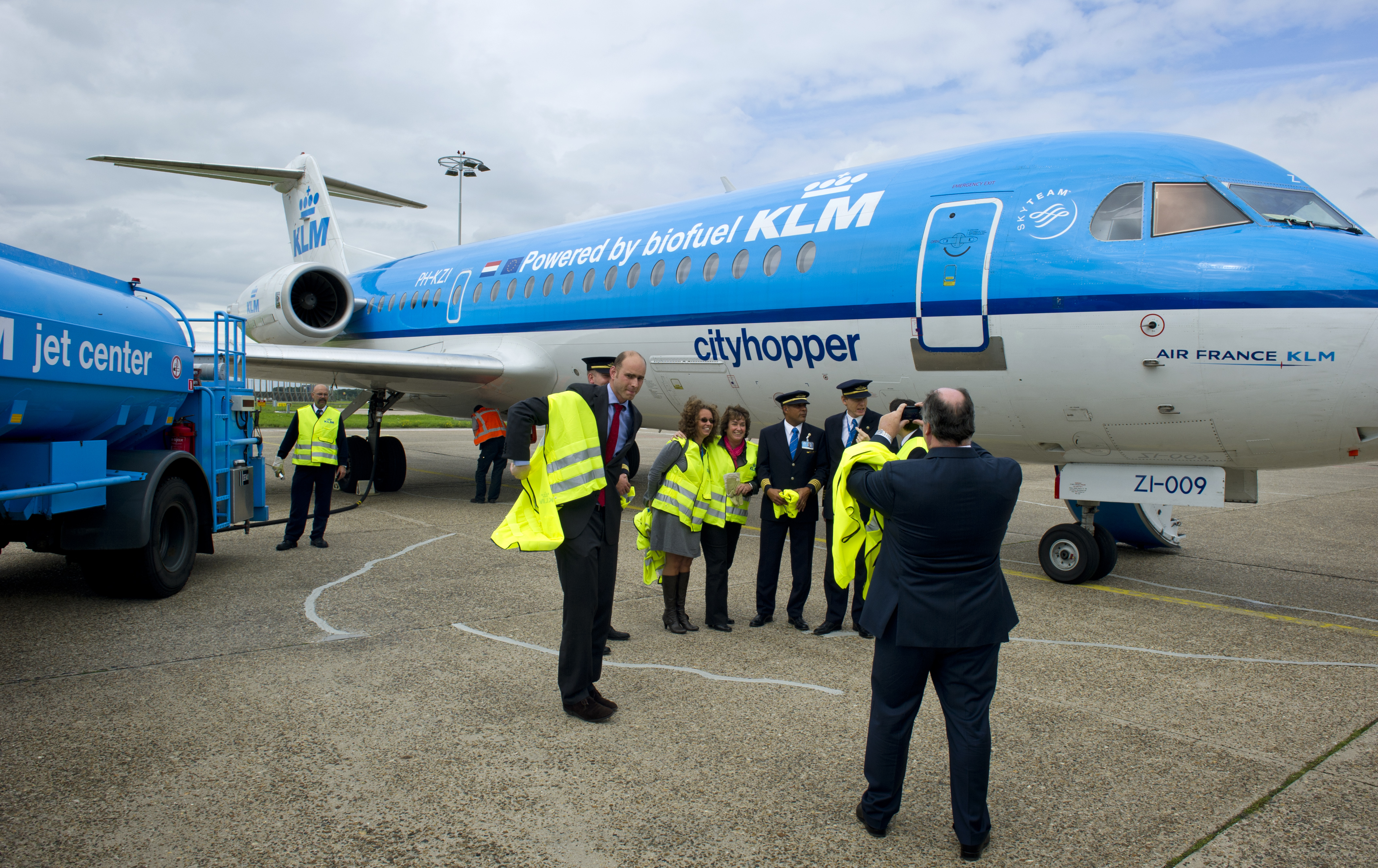Boet Kreiken (R), managing director KLM Cityhopper, zet woensdag de bemanning van de Fokker 70 van KLM Cityhopper op de foto. De Fokker vloog vandaag voor het eerst op biobrandstof tijdens de jubileumdag van Fokker in Haarlem.