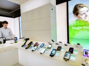 2015-07-29 10:24:10 HAARLEM - Mobiele telefoons in een winkel van KPN. ANP REMKO DE WAAL
