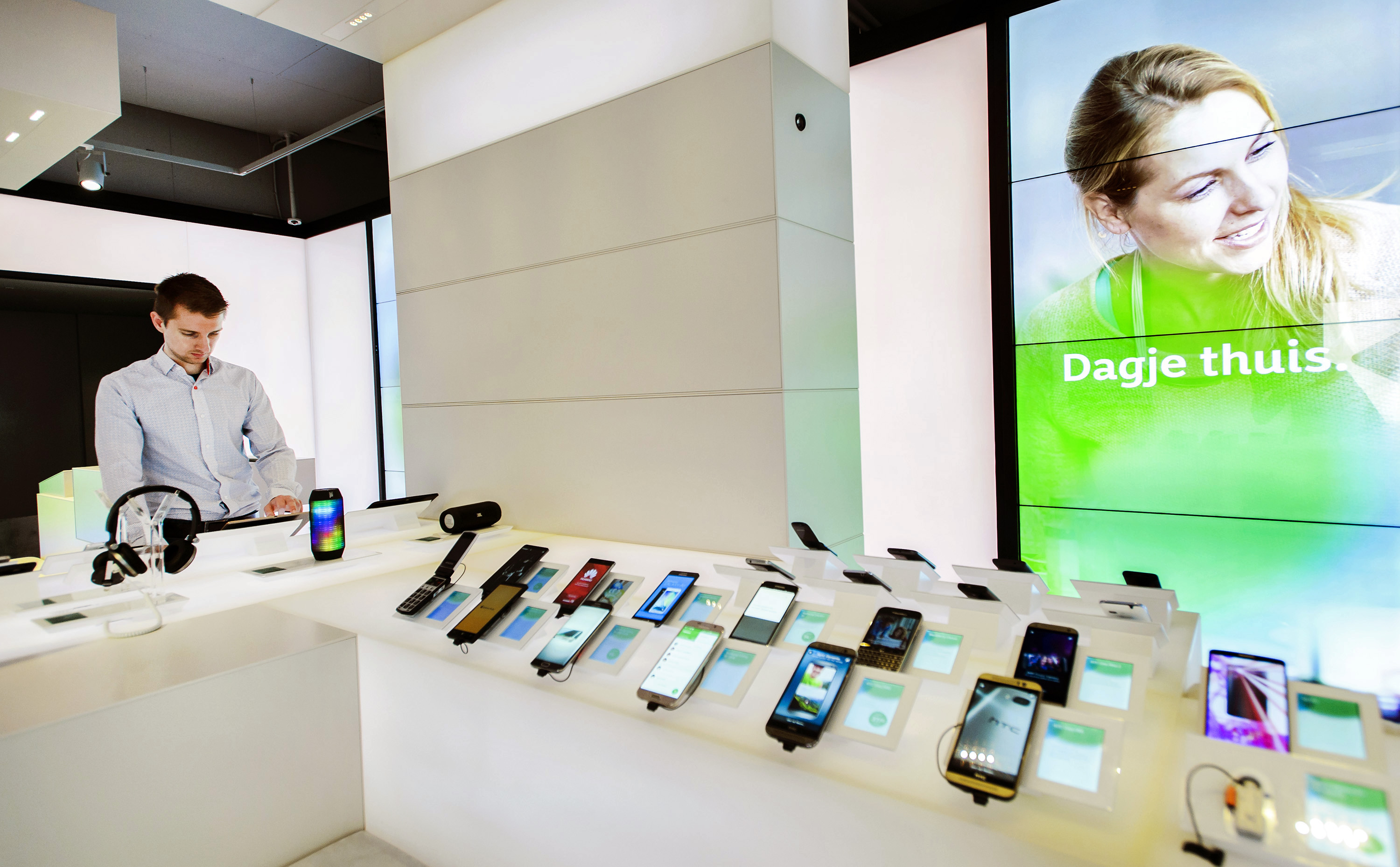 2015-07-29 10:24:10 HAARLEM - Mobiele telefoons in een winkel van KPN. ANP REMKO DE WAAL