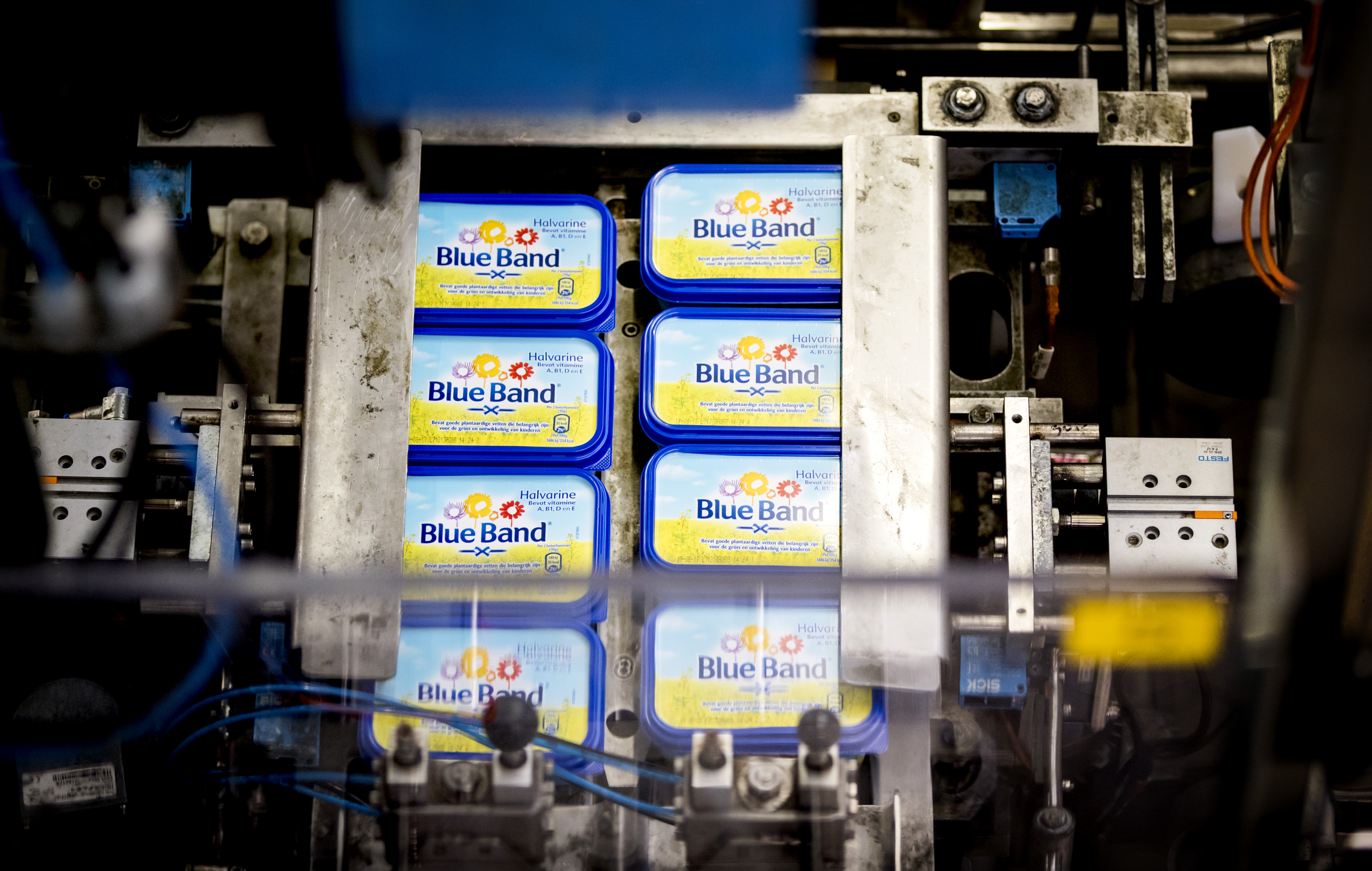 2017-05-11 14:24:11 ROTTERDAM - De productie in de margarinefabriek van Unilever in Rotterdam. Het bedrijf stapt uit de productie van margarine en ander smeerbaar broodbeleg. Dat betekent dat merken als Becel, Blue Band, Bona en Zeeuws Meisje in de etalage gaan. ANP XTRA KOEN VAN WEEL