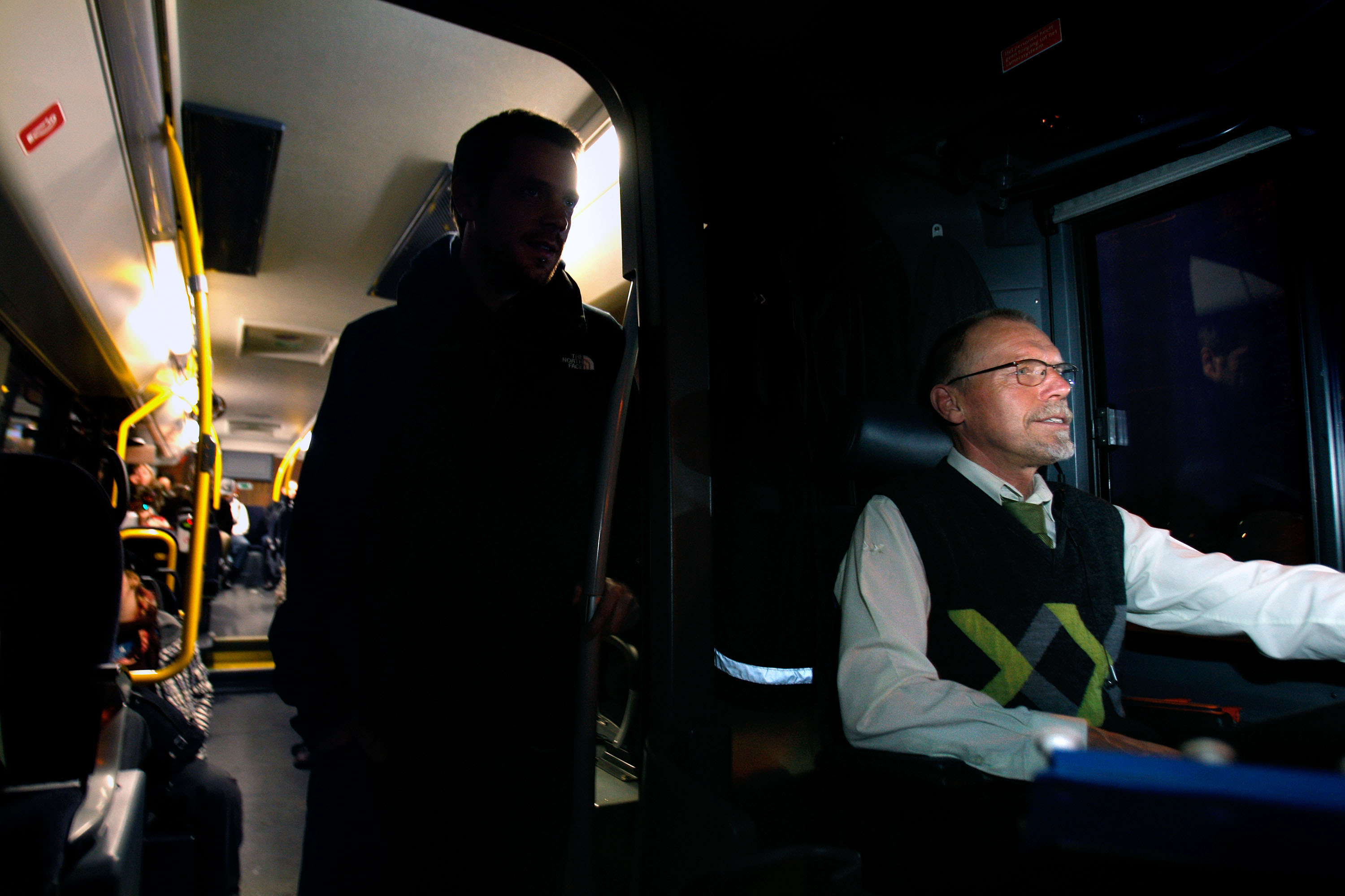 2009-02-10 00:00:00 NIEUWEGEIN - Een buschauffeur maakt zijn ronde door Nieuwegein. Busmaatschappijen nemen volgens FNV Bondgenoten nog onvoldoende maatregelen om hun chauffeurs te beschermen. En dat terwijl het aantal incidenten toeneemt. ANP PHOTO ILVY NJIOKIKTJIEN