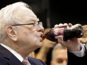 Miljardair Warren Buffett zegt vijf cola's per dag te drinken.
