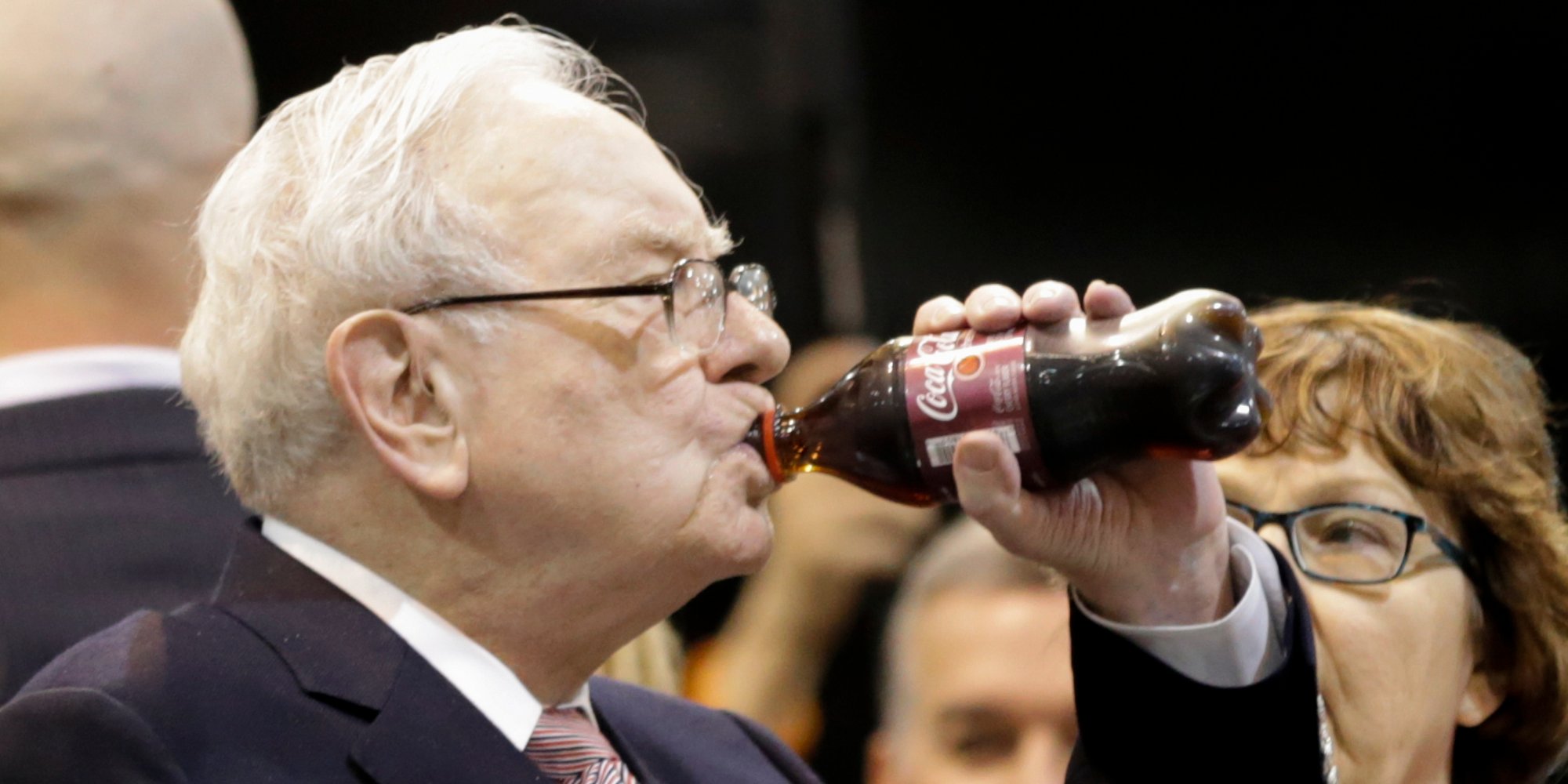Miljardair Warren Buffett zegt vijf cola's per dag te drinken.