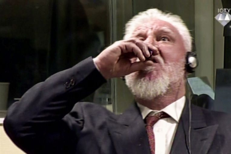 This videograb taken from live footage of the International Criminal Court, shows Croatian former general Slobodan Praljak swallowing what is believed to be poison, during his judgement at the UN war crimes court to protest the upholding of a 20-year jail term. Former Bosnian Croat military leader Slobodan Praljak was alive and being treated by medics. / AFP PHOTO / International Criminal Tribunal for the former Yugoslavia