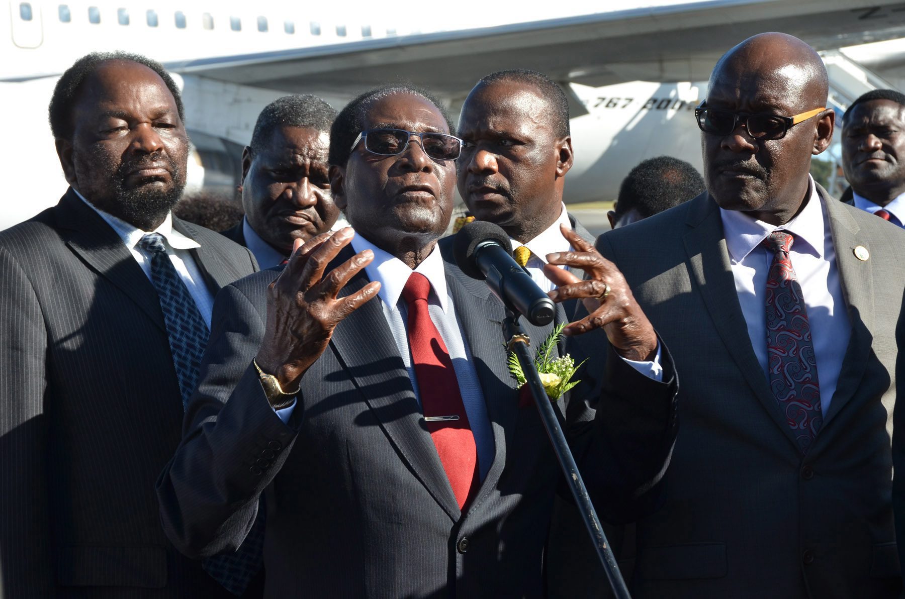 2016-11-29 00:00:00 epa05652327 Zimbabwe's President Robert Mugabe makes a statement upon his arrival to International Airport Jose Marti in Havana, Cuba, 29 November 2016. Robert Mugabe is in Cuba to attend the funeral of late Cuban leader Fidel Castro. Castro died on 25 November age 90. EPA/Rolando Pujol