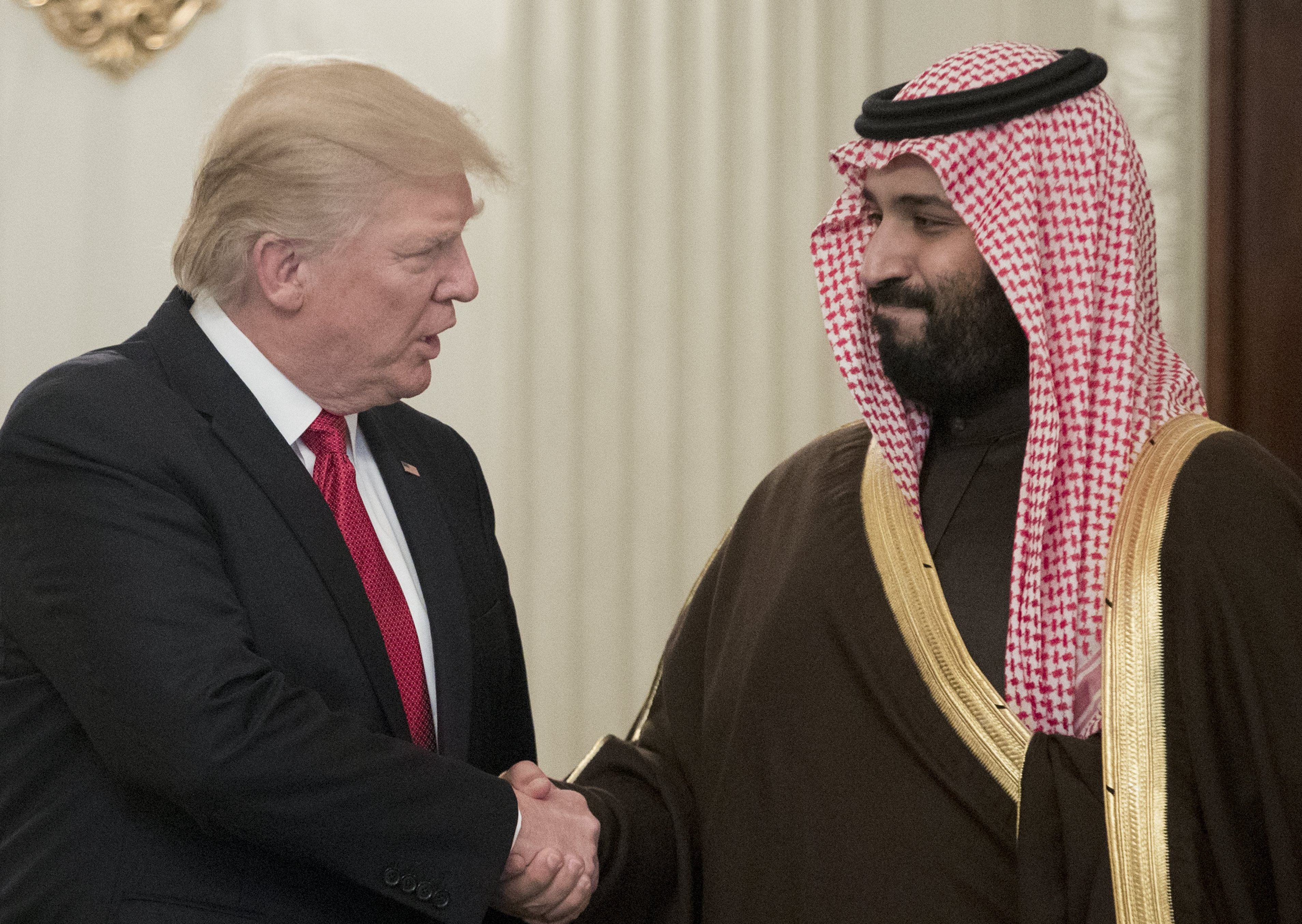 2017-03-14 12:13:11 epa05848113 US President Donald J. Trump (L) shakes hands with Mohammed bin Salman bin Abdulaziz Al Saud (R), Deputy Crown Prince and Minister of Defense of the Kingdom of Saudi Arabia, before a lunch in the State Dining Room of the White House in Washington, DC, USA, 14 March 2017. EPA/MICHAEL REYNOLDS