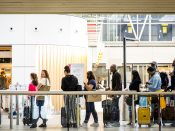 2017-07-31 08:39:39 AMSTERDAM - Reizigers in de vertrekhal van Schiphol op de drukste dag van het jaar voor de luchthaven. ANP BART MAAT