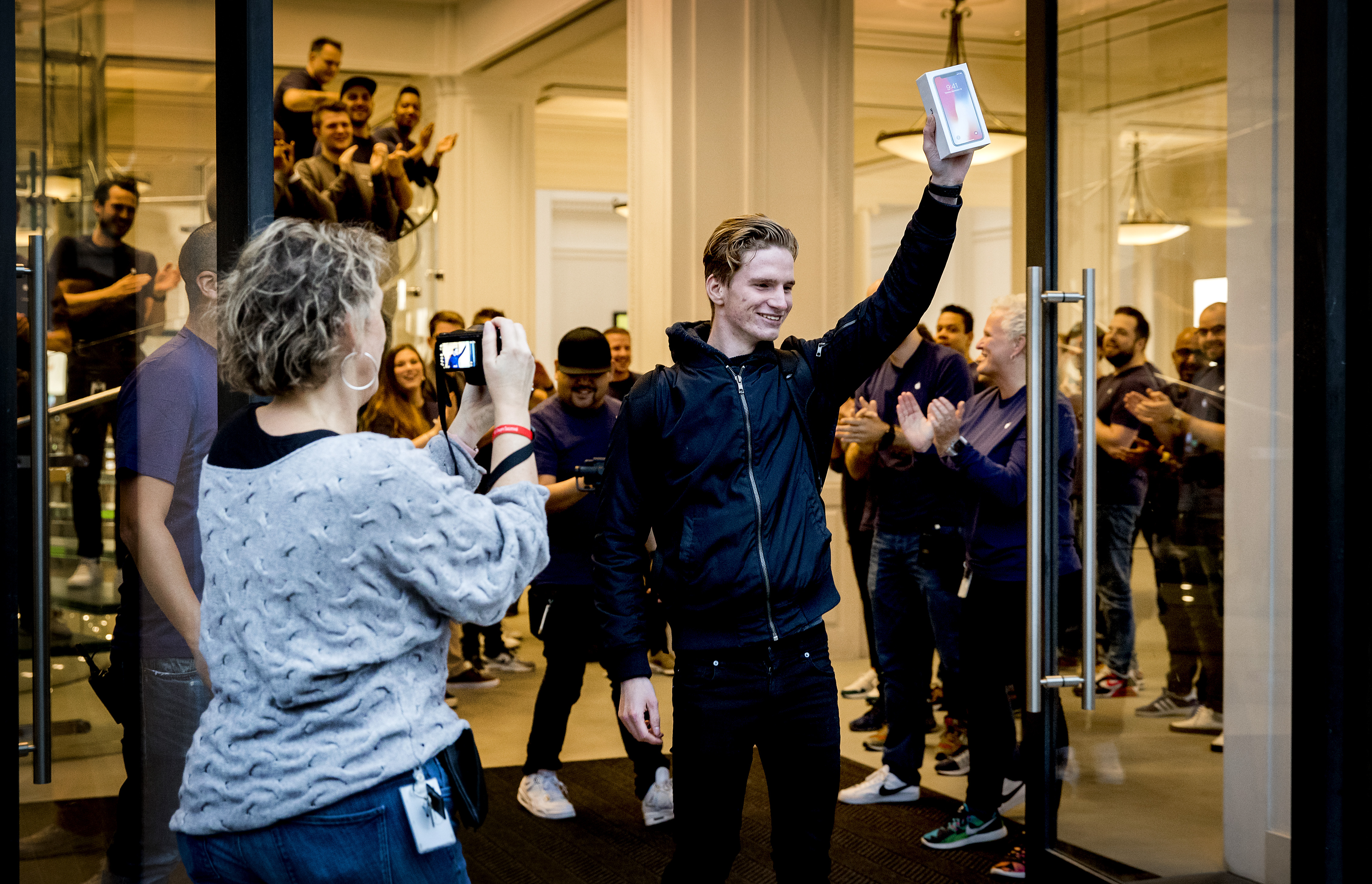 Перед 8. Очередь в Apple Store. Очередь за новым айфоном. Очередь в магазин Apple. Толпа с айфонами.