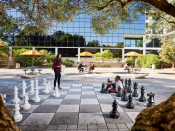 Bij softwarebedrijf SAS kunnen collega's een spelletje mega-schaak spelen. Foto: SAS