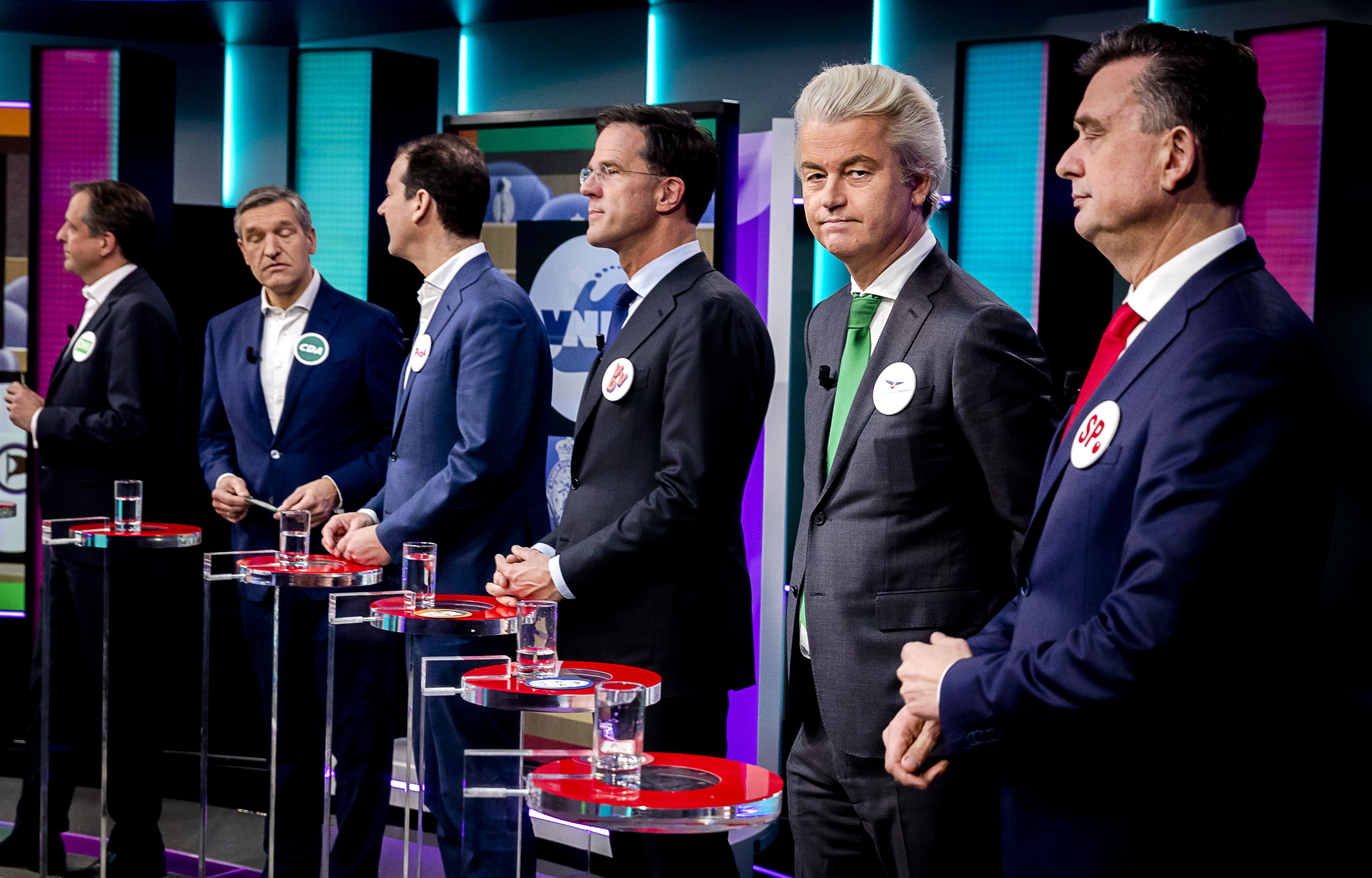 2017-03-07 16:40:34 HILVERSUM - Lijsttrekkers Alexander Pechtold (D66), Sybrand van Haersma Buma (CDA), Lodewijk Asscher (PvdA), Mark Rutte (VVD), Geert Wilders (PVV) en Emile Roemer (SP) tijdens de politieke spelletjesavond van het NOS Jeugdjournaal. De lijsttrekkers van de zes grotere partijen in de huidige Tweede Kamer beantwoordden, aan de hand van gezelschapsspellen, vragen over politieke onderwerpen. ANP REMKO DE WAAL