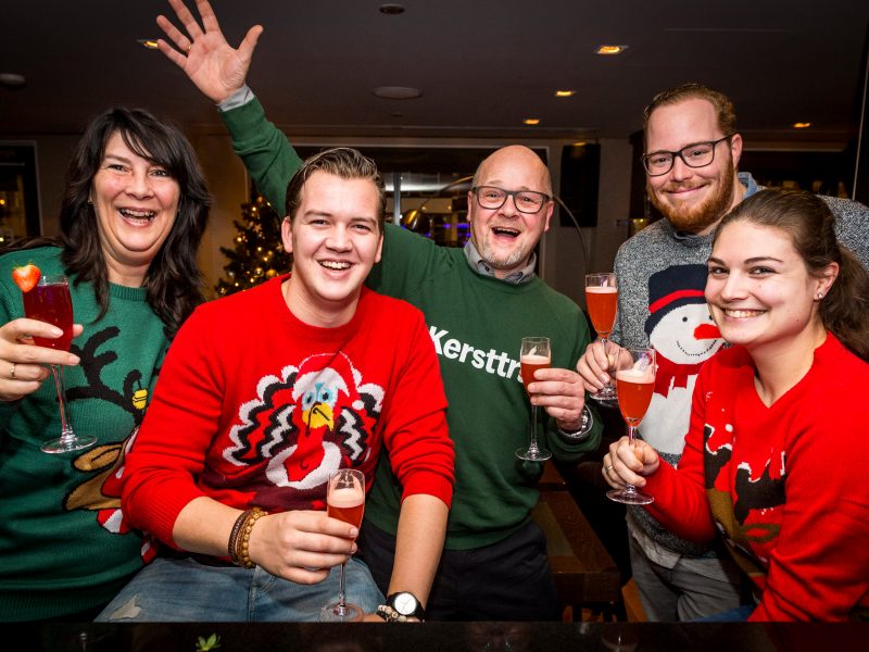 Deelnemers aan de foute-kerssttruienborrel in het Hilton.