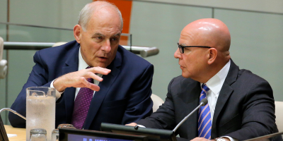image-7633534fcf41059c84d15d93fc470e4c8f0dcf77 Stafchef van Trump John Kelly (links) met veiligheidsadviseur H.R. McMaster. Foto: REUTERS/Lucas Jackson