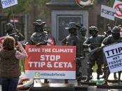 2016-05-28 08:21:14 AMSTERDAM - Als startsein voor een nationale actiedag tegen het handelsverdrag TTIP van de Europese Unie met de Verenigde Staten, maken actievoerders van Milieudefensie van Rembrandts Nachtwacht demonstranten. MARTEN VAN DIJL