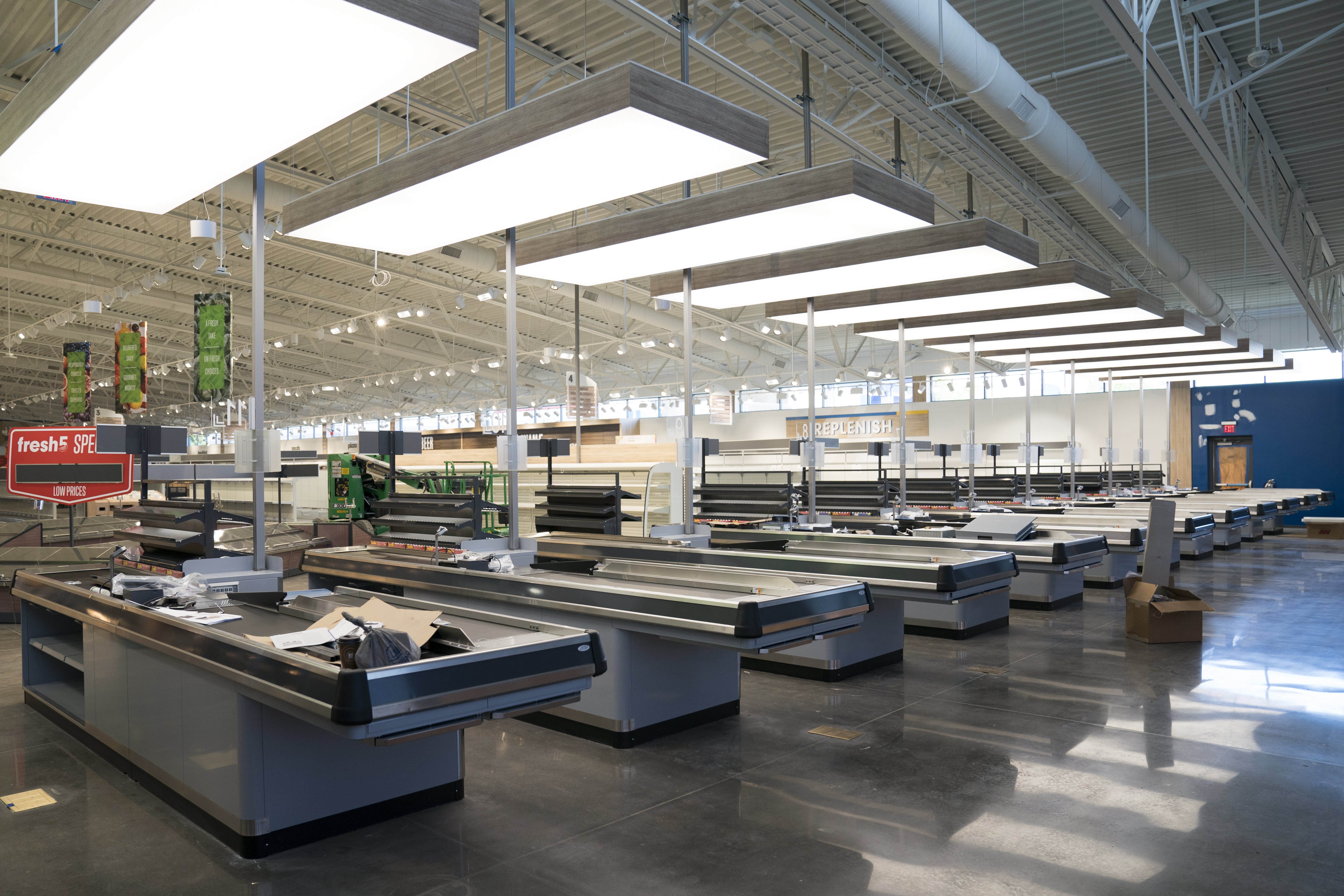 2017-06-06 09:37:34 epa06013727 The checkout area of a Lidl supermarket near completion and set to open in Culpeper, Virginia, USA, 06 June 2017. The German supermarket chain plans on opening its first 9 stores in the US on 15 June and will open up to 100 by the end of summer. EPA/SHAWN THEW