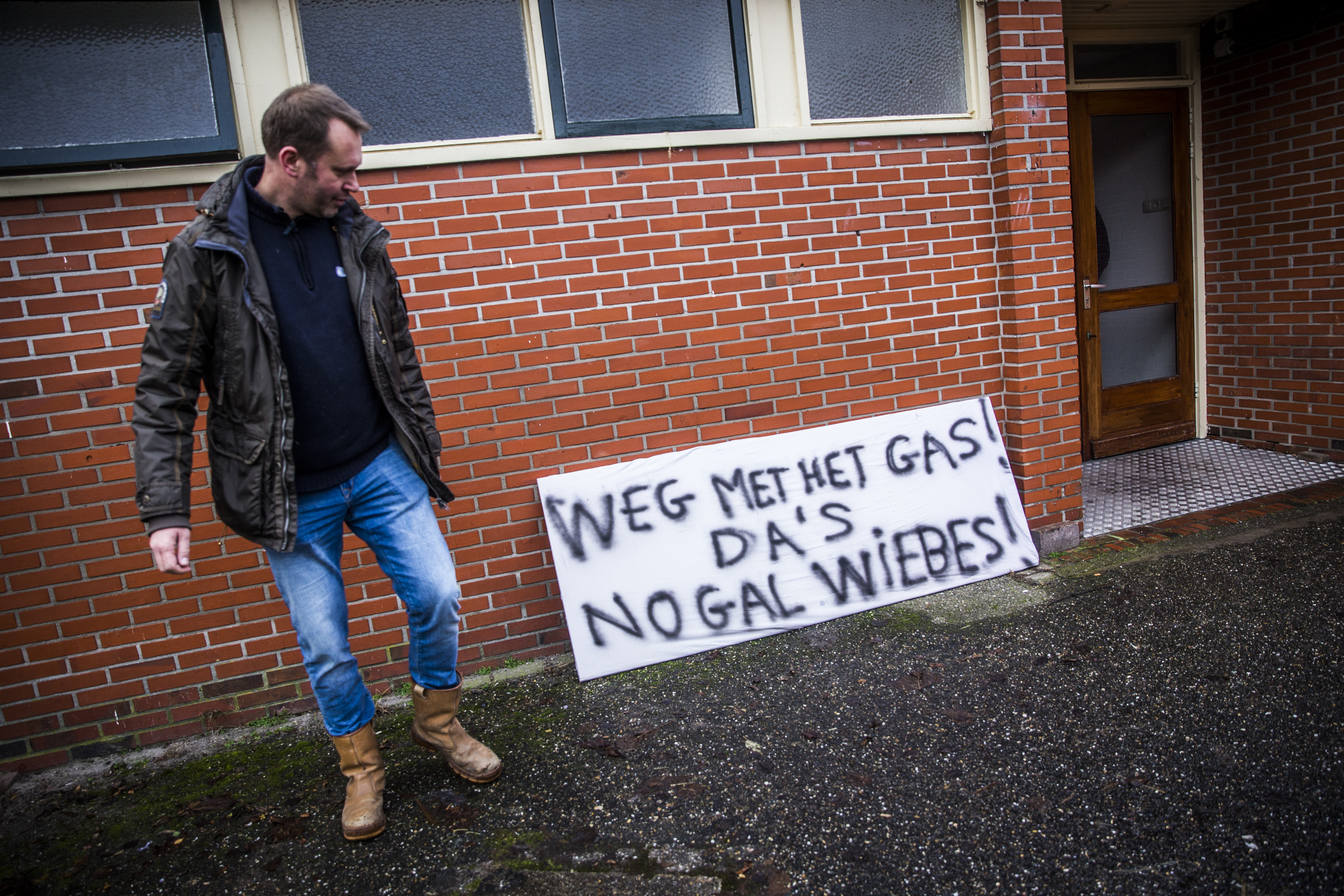 Inwoners van het Groningse dorp Zeerijp maakten protestborden in afwachting van de komst van minister Eric Wiebes (Economische Zaken). Foto: ANP